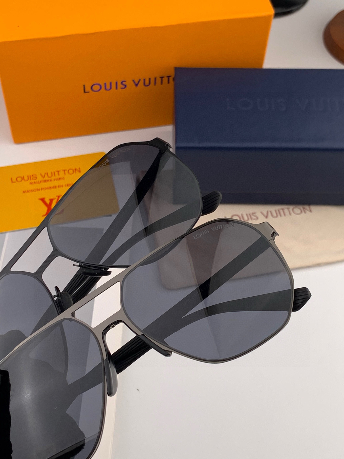 LV 男款炫彩飞行员偏光太阳镜 ❤️材质：高清尼龙加厚卡槽高清偏光镜片 🌹无边框镜架💕颜👍型号：L325