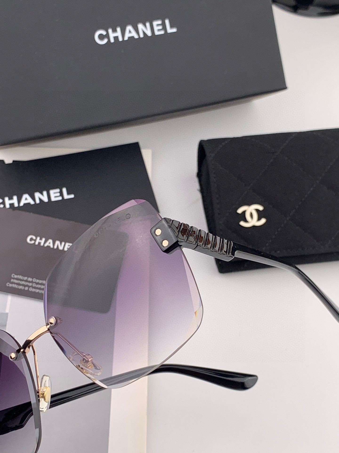 香奈儿 新款太阳镜太漂亮的款,爆到断货。镜片采用尼龙材质,透光度清晰的同时又保护眼睛,镜框采用环保无磁不
