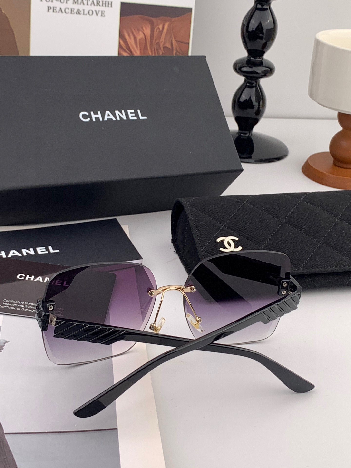 香奈儿 新款太阳镜太漂亮的款,爆到断货。镜片采用尼龙材质,透光度清晰的同时又保护眼睛,镜框采用环保无磁不