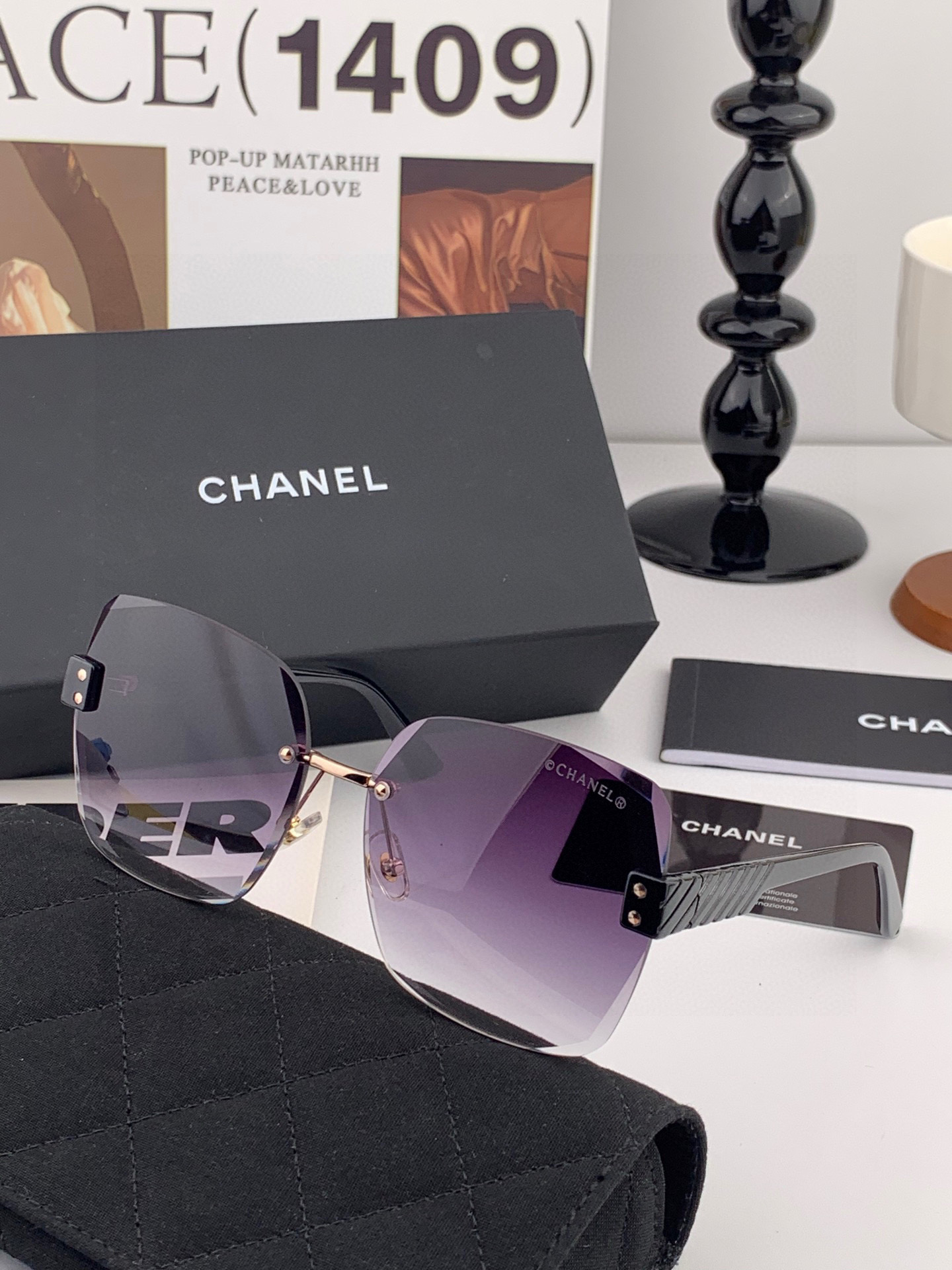 香奈儿 新款太阳镜太漂亮的款,爆到断货。镜片采用尼龙材质,透光度清晰的同时又保护眼睛,镜框采用环保无磁不