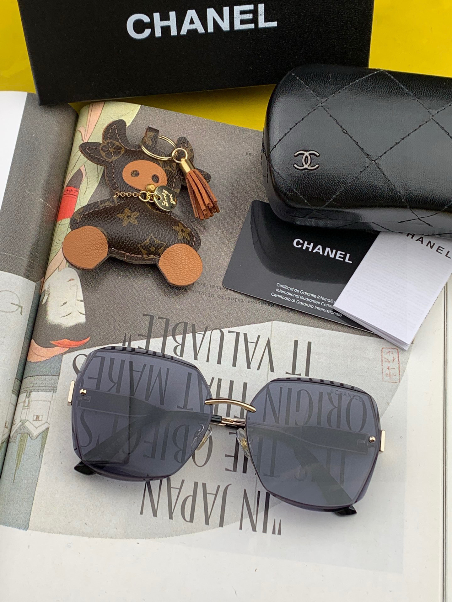 香奈儿 新款太阳镜太漂亮的款,爆到断货。镜片采用尼龙材质,透光度清晰的同时又保护眼睛,镜框采用环保无磁不