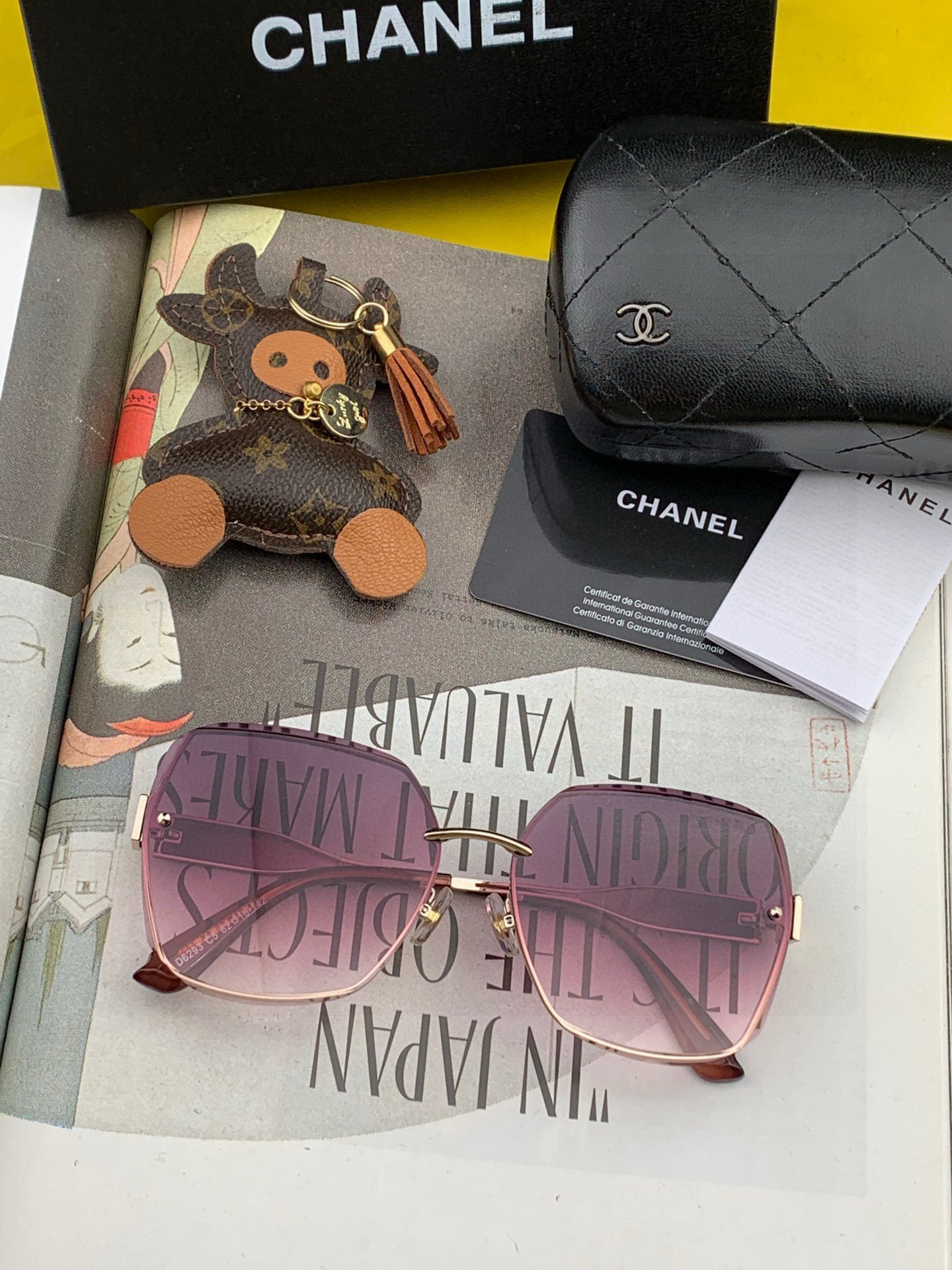 香奈儿 新款太阳镜太漂亮的款,爆到断货。镜片采用尼龙材质,透光度清晰的同时又保护眼睛,镜框采用环保无磁不