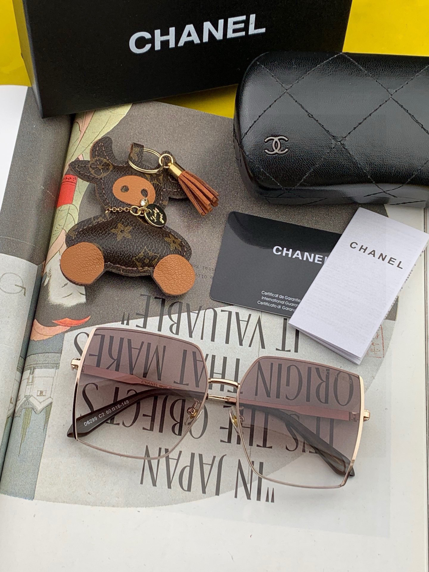 香奈儿 新款太阳镜太漂亮的款,爆到断货。镜片采用尼龙材质,透光度清晰的同时又保护眼睛,镜框采用环保无磁不