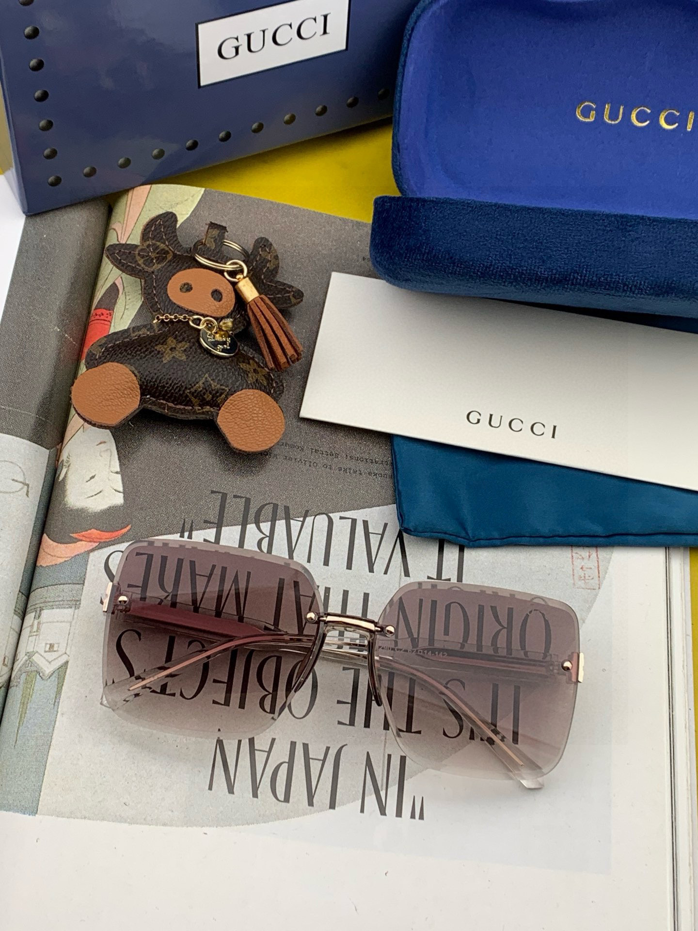 GUCC*新款太阳镜太漂亮的款,爆到断货。镜片采用尼龙材质,透光度清晰的同时又保护眼睛,镜框采用环保无磁