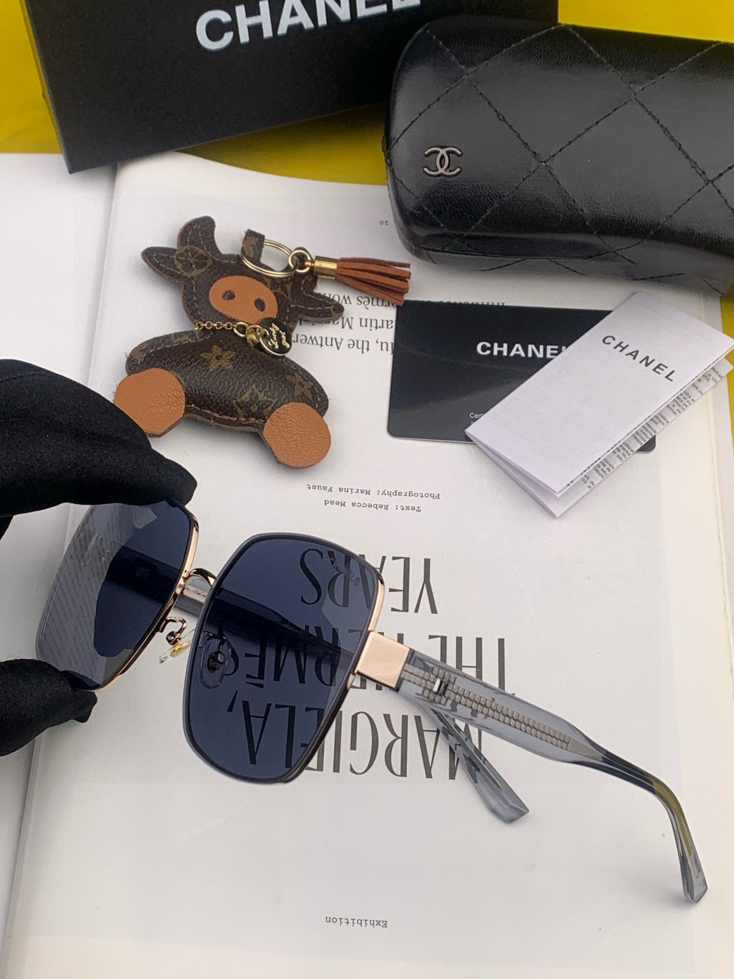 香奈儿新款太阳镜太漂亮的款,爆到断货。镜片采用尼龙材质,透光度清晰的同时又保护眼睛,镜框采用环保无磁不锈