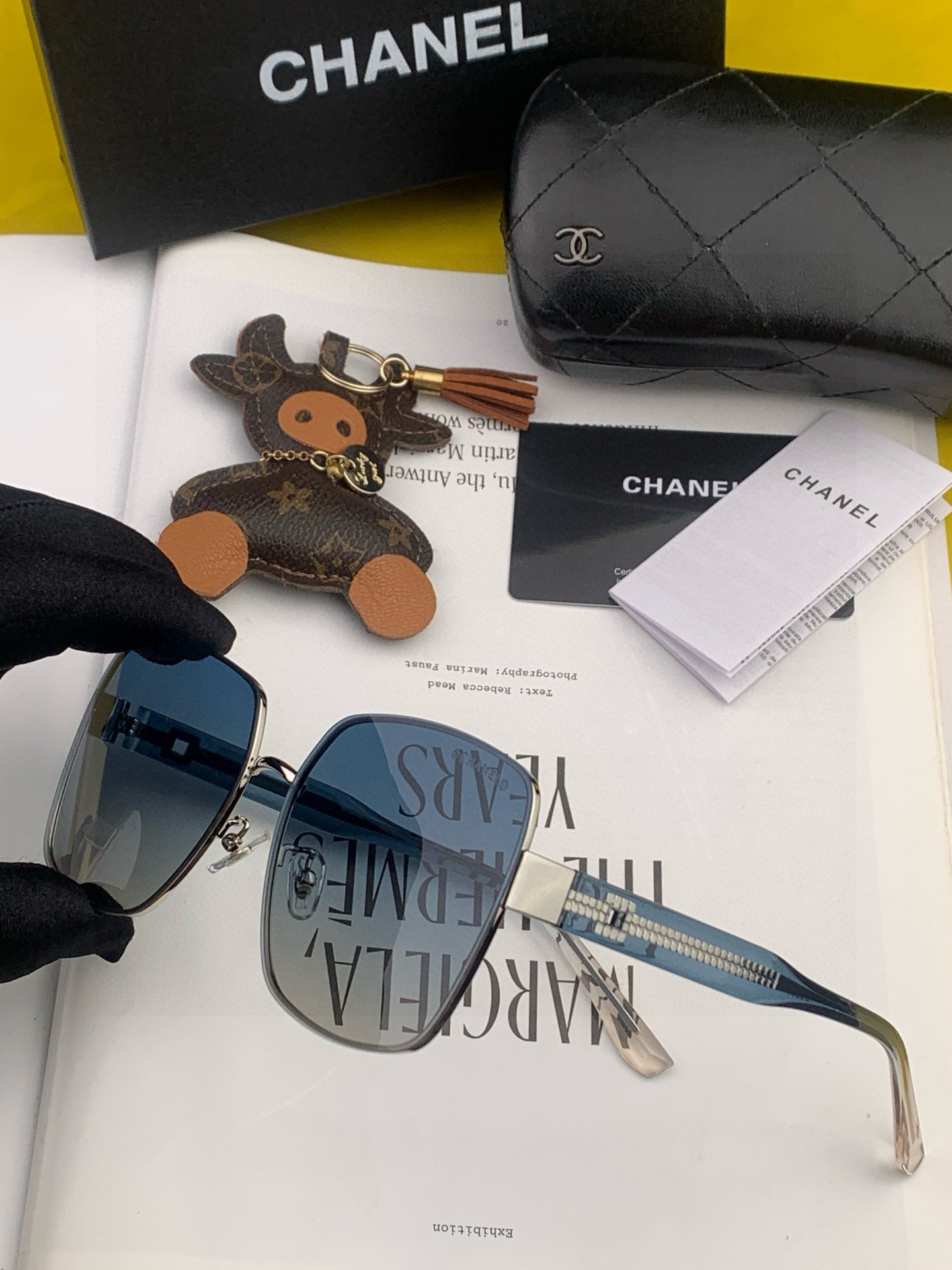 香奈儿新款太阳镜太漂亮的款,爆到断货。镜片采用尼龙材质,透光度清晰的同时又保护眼睛,镜框采用环保无磁不锈