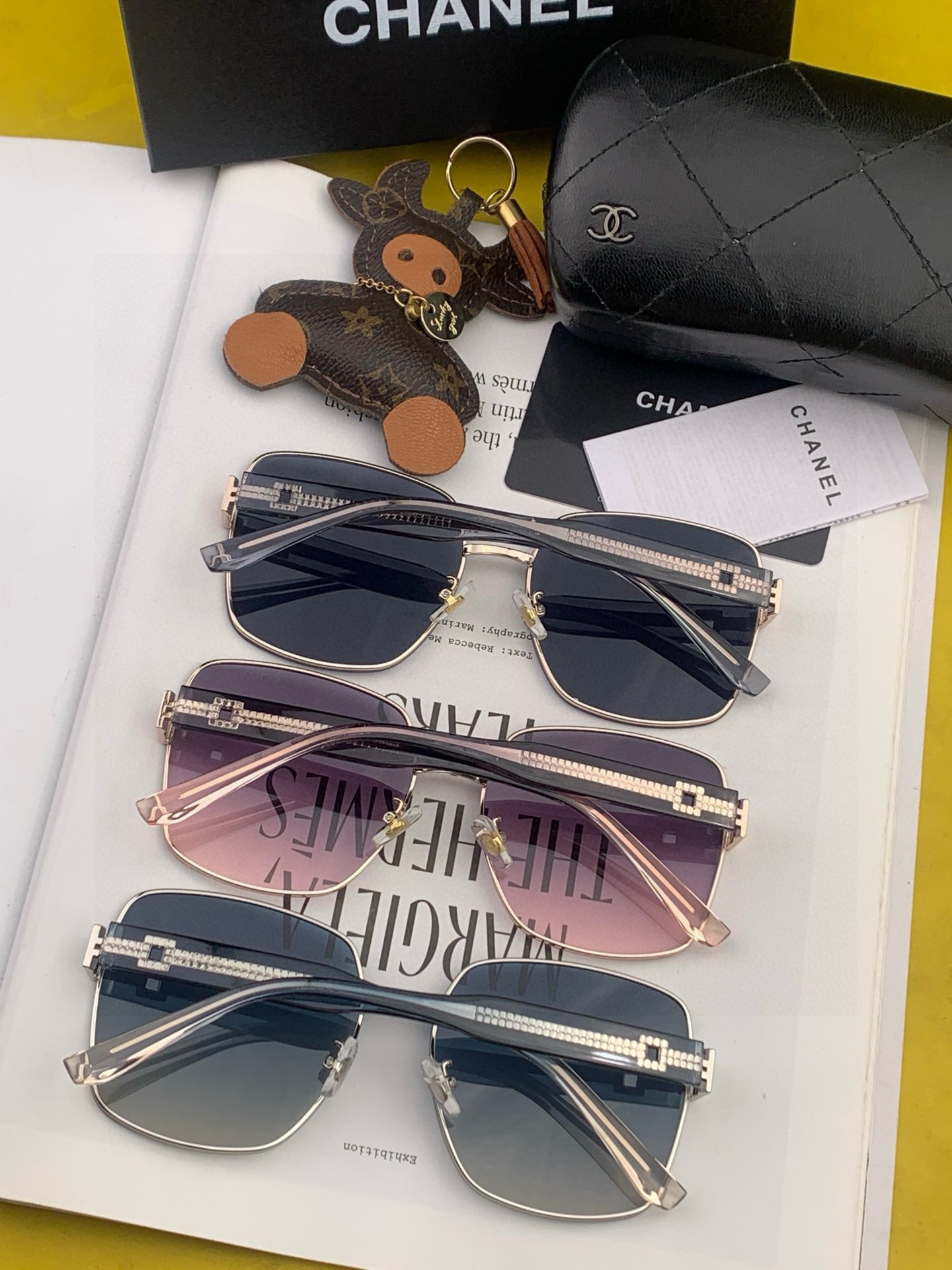 香奈儿新款太阳镜太漂亮的款,爆到断货。镜片采用尼龙材质,透光度清晰的同时又保护眼睛,镜框采用环保无磁不锈