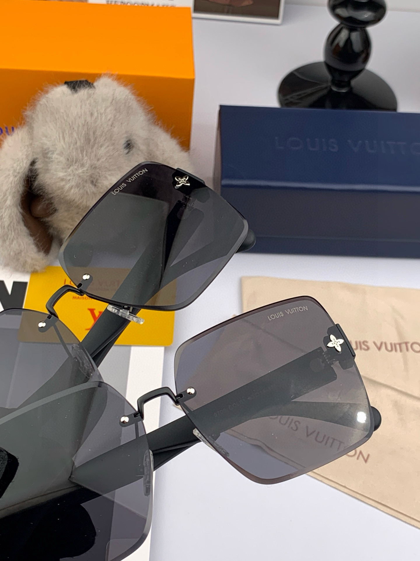 lv大框太阳镜墨镜经典的方框设计，不挑脸型，无论搭配大衣还是连衣裙都非常显气质预防紫外线 型号：L597