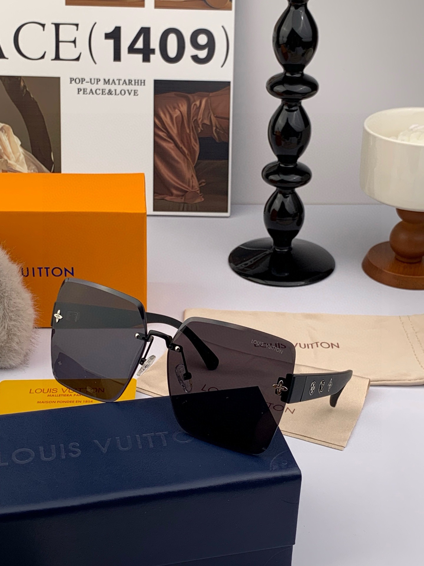 lv大框太阳镜墨镜经典的方框设计，不挑脸型，无论搭配大衣还是连衣裙都非常显气质预防紫外线 型号：L597