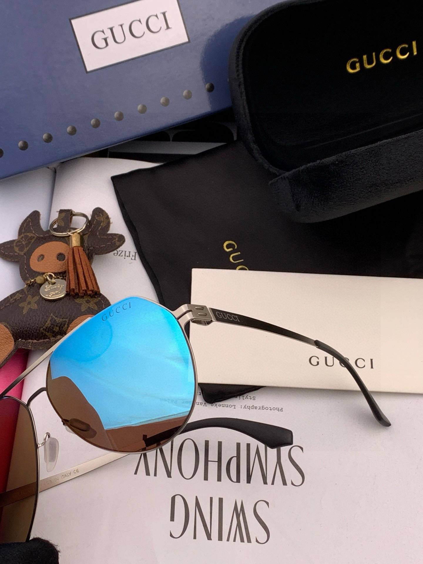 Gucc*2025新款男女情侣款太阳iP电镀永不褪色 卖点：超轻超有弹性整幅眼镜无螺丝重要的是压不坏、镜