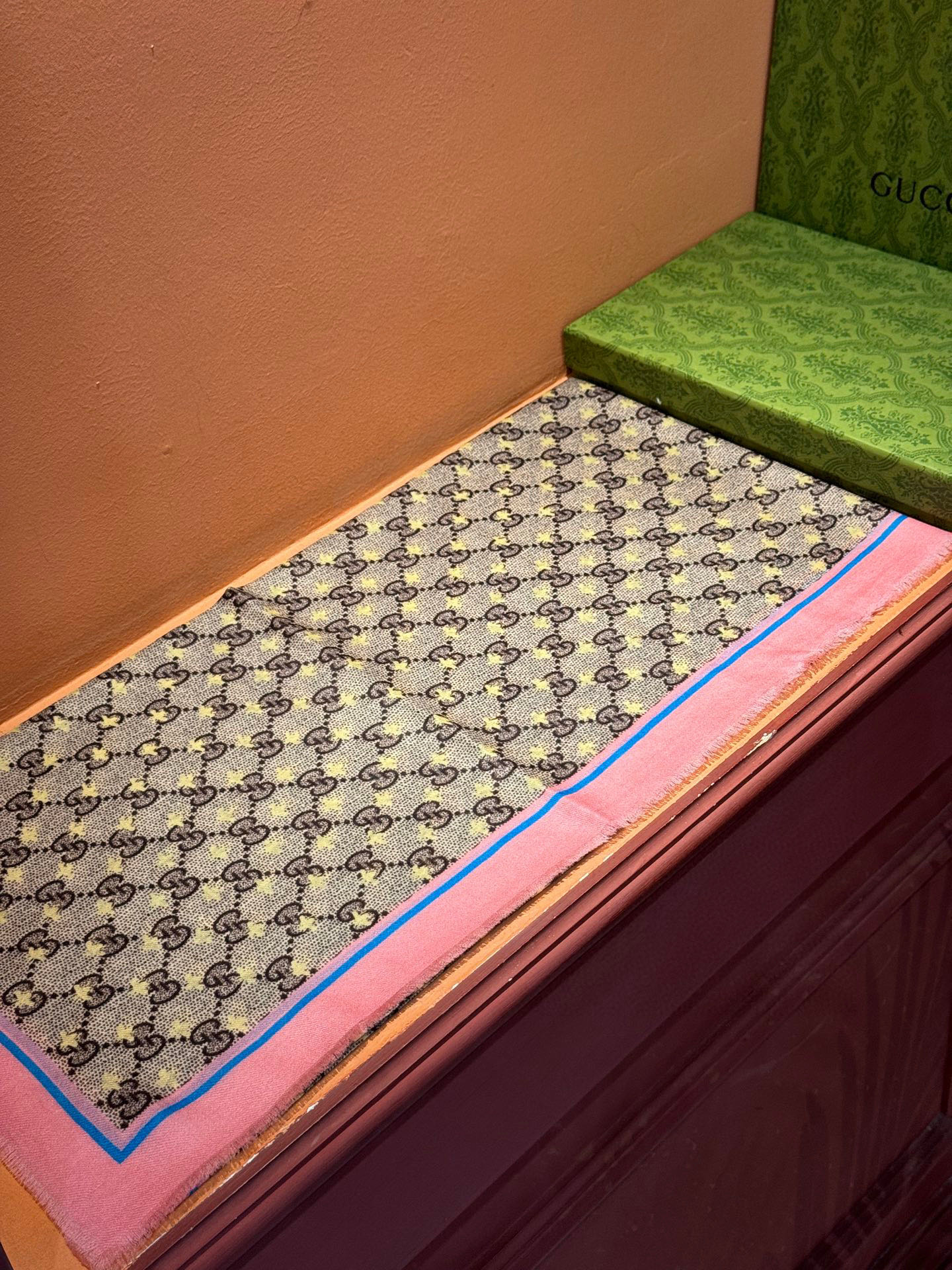 ✨✨GUCCI新款！ 印花工艺 稀疏层次设计 配以精美 真心特别 上身简直了‼️ 围着不说话都散发着优雅