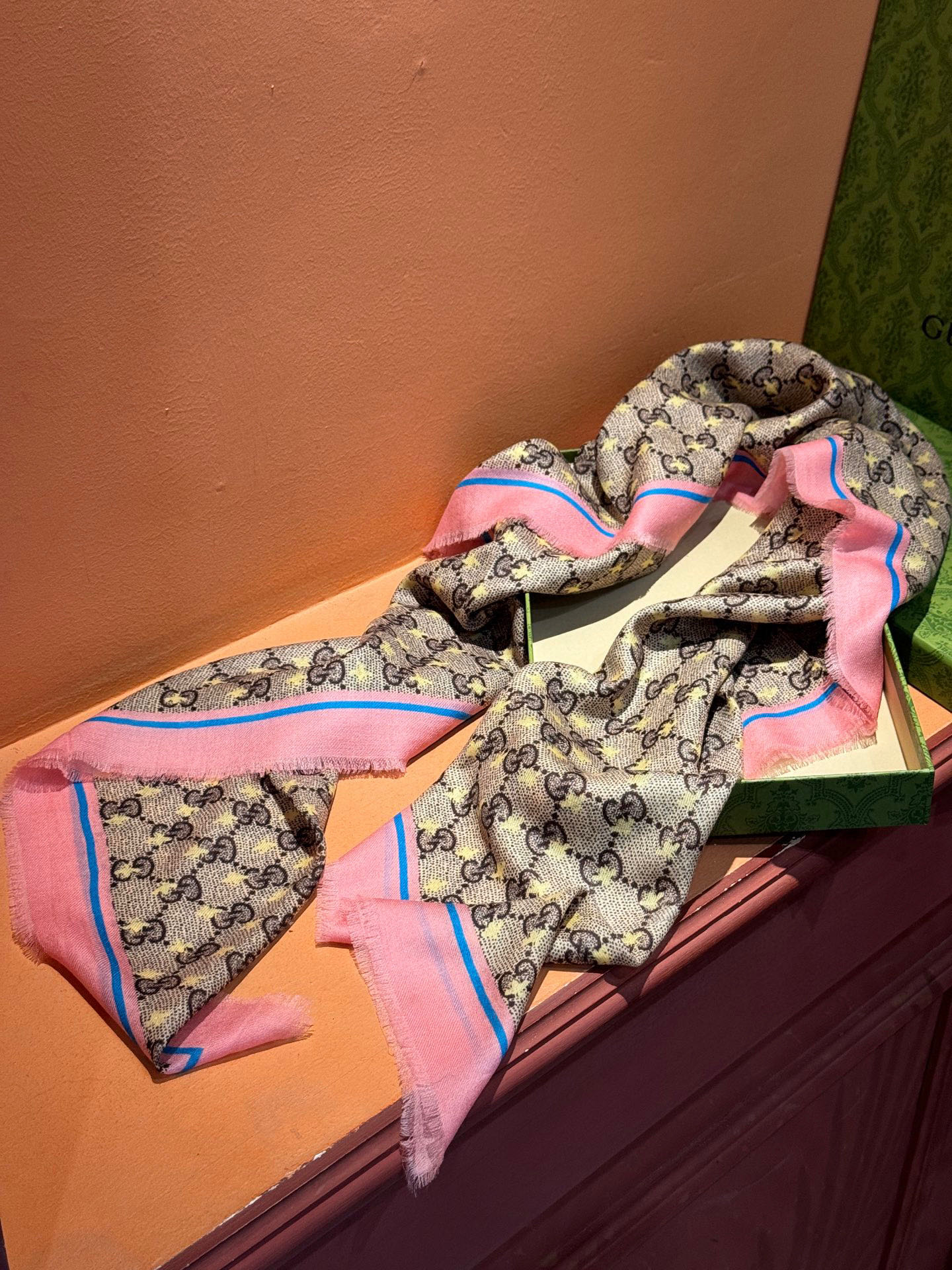 ✨✨GUCCI新款！ 印花工艺 稀疏层次设计 配以精美 真心特别 上身简直了‼️ 围着不说话都散发着优雅