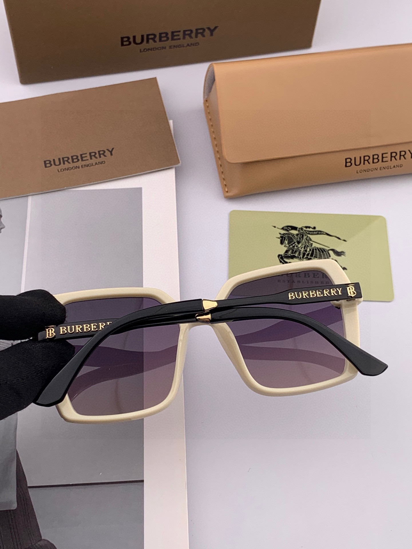 【偏光系列太阳镜】🎈原版出货 巴宝莉网红超爆款💙经典奢华全球风[强][酷][亲亲] 时尚方框太阳镜[得意