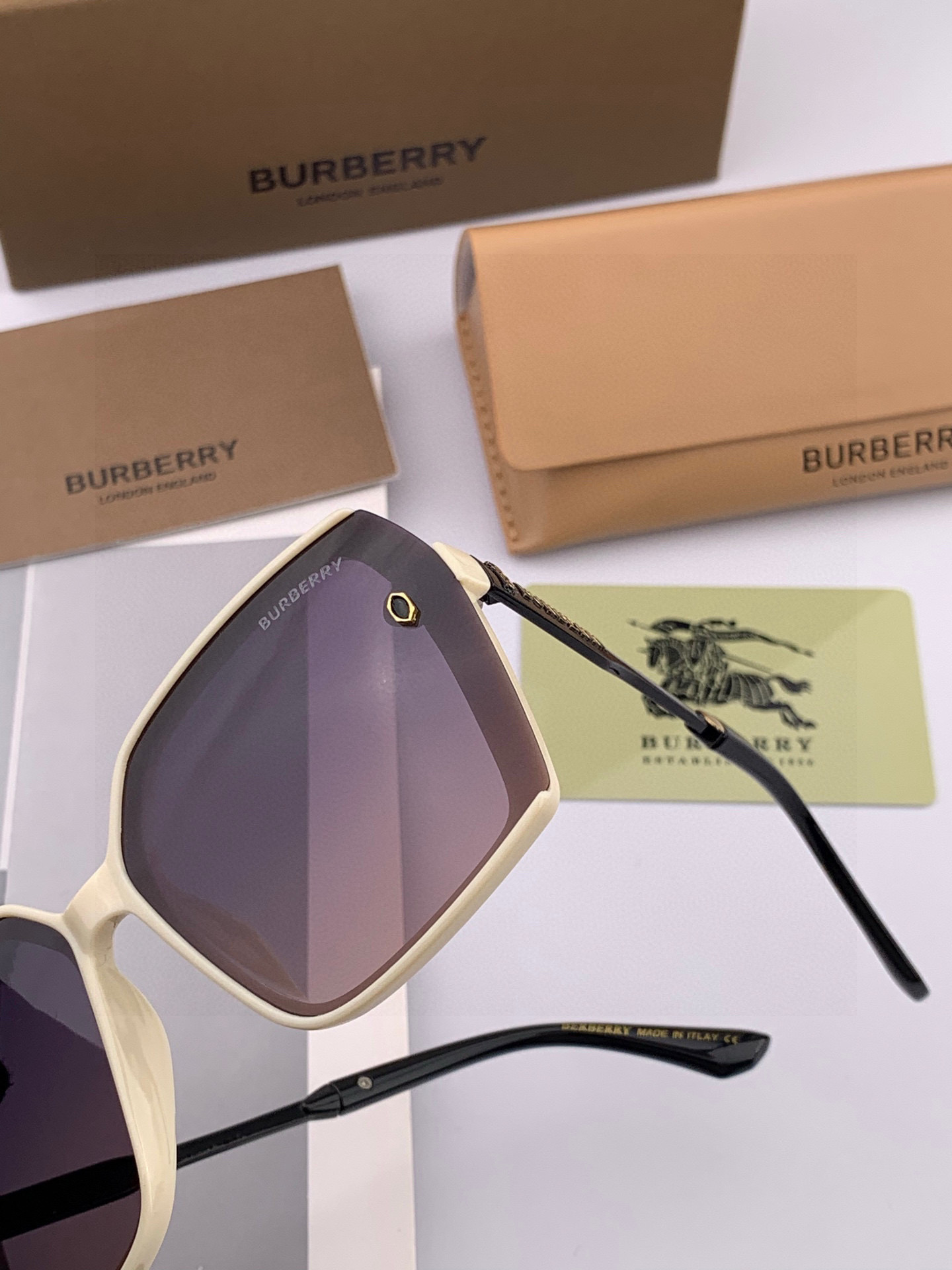 【偏光系列太阳镜】🎈原版出货 巴宝莉网红超爆款💙经典奢华全球风[强][酷][亲亲] 时尚方框太阳镜[得意