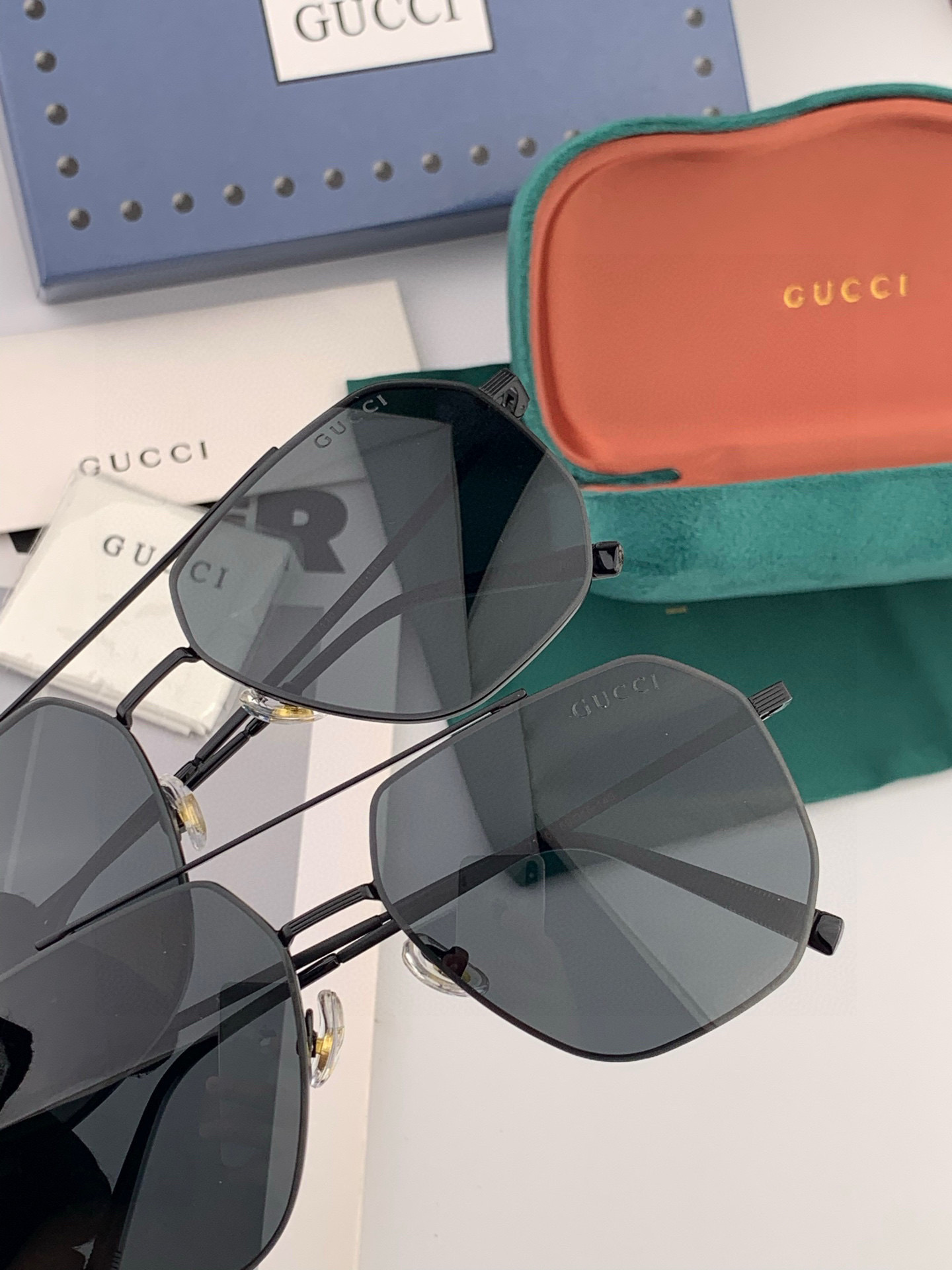 GUCCI 男款炫彩飞行员偏光太阳镜 ❤️材质：高清尼龙加厚卡槽高清偏光镜片 🌹无边框镜架💕颜👍型号：G