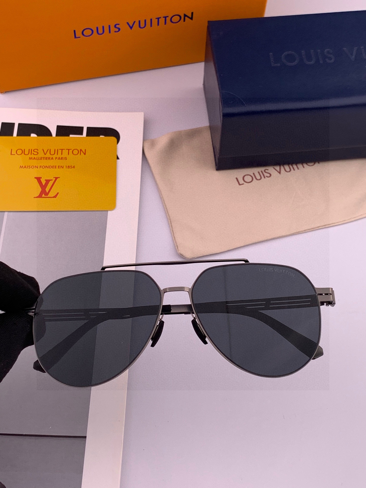 ♦️LV 2025新款男女情侣款太阳镜多边形墨镜iP电镀永不褪色 超轻超有弹性整幅眼镜无螺丝重要的是压不