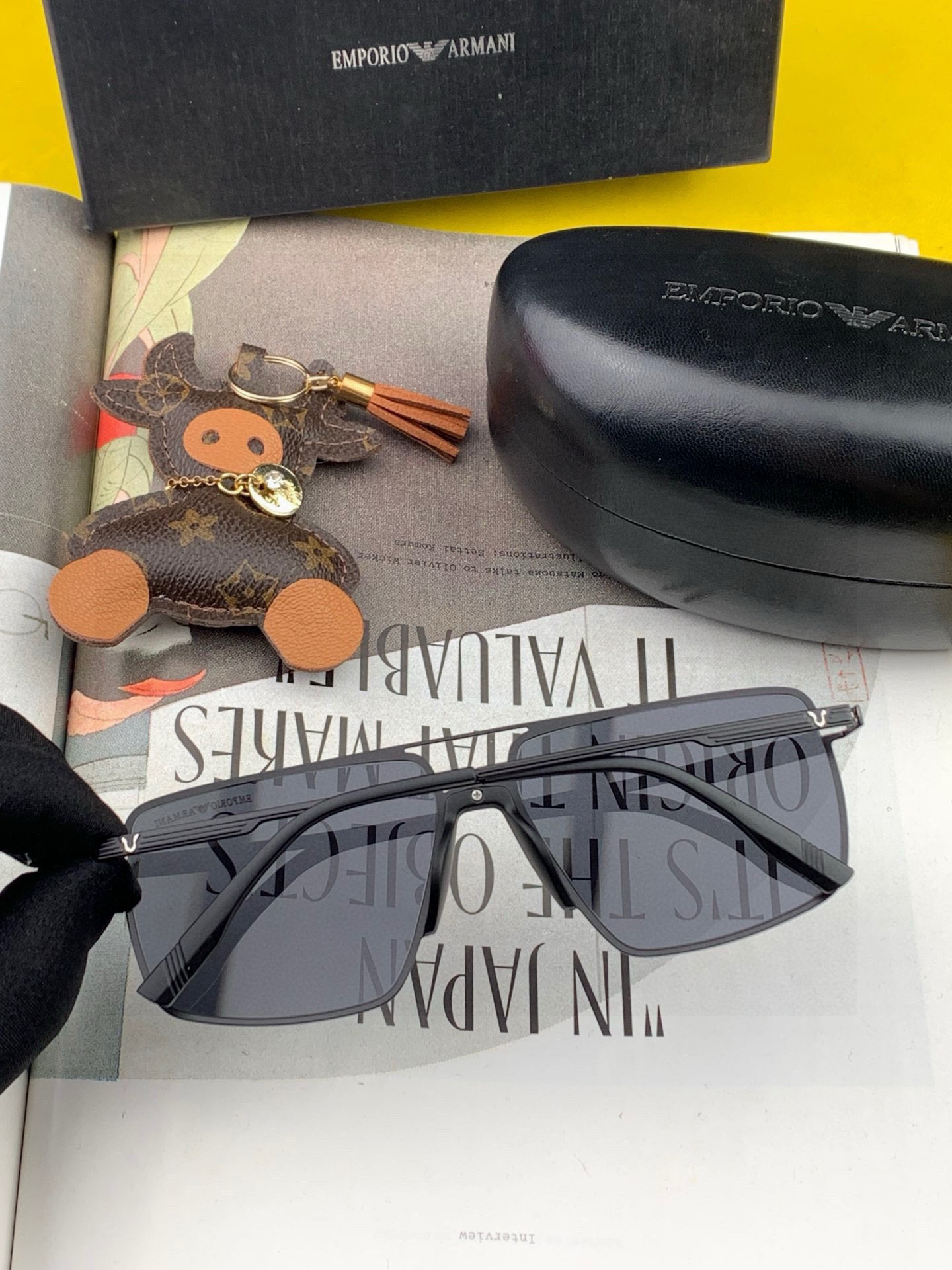 阿玛尼男款炫彩飞行员偏光太阳镜 ❤️材质：高清尼龙加厚卡槽高清偏光镜片 🌹无边框镜架💕颜👍型号：A823