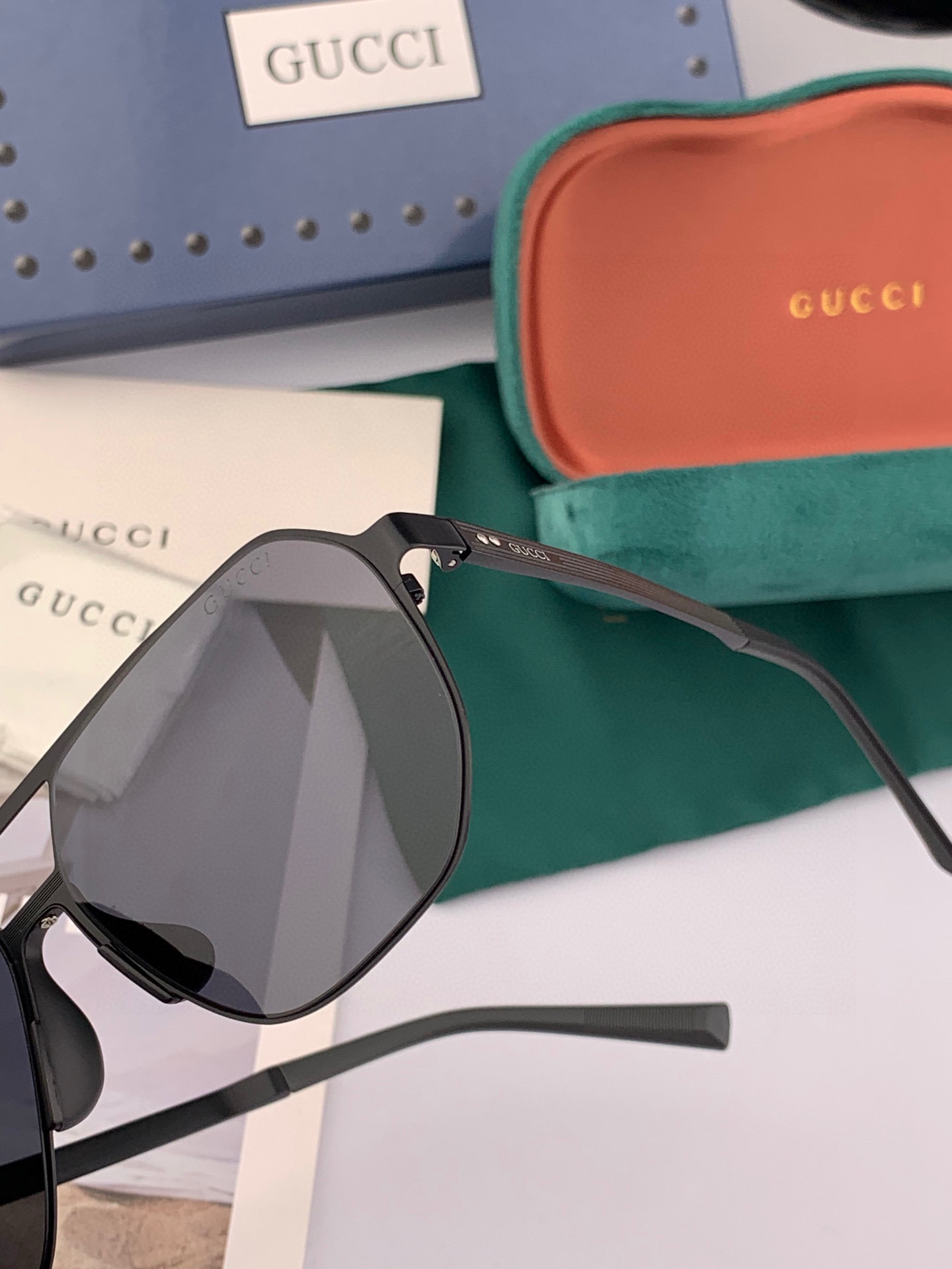 GUCCI 男款炫彩飞行员偏光太阳镜 ❤️材质：高清尼龙加厚卡槽高清偏光镜片 🌹无边框镜架💕颜👍型号：G