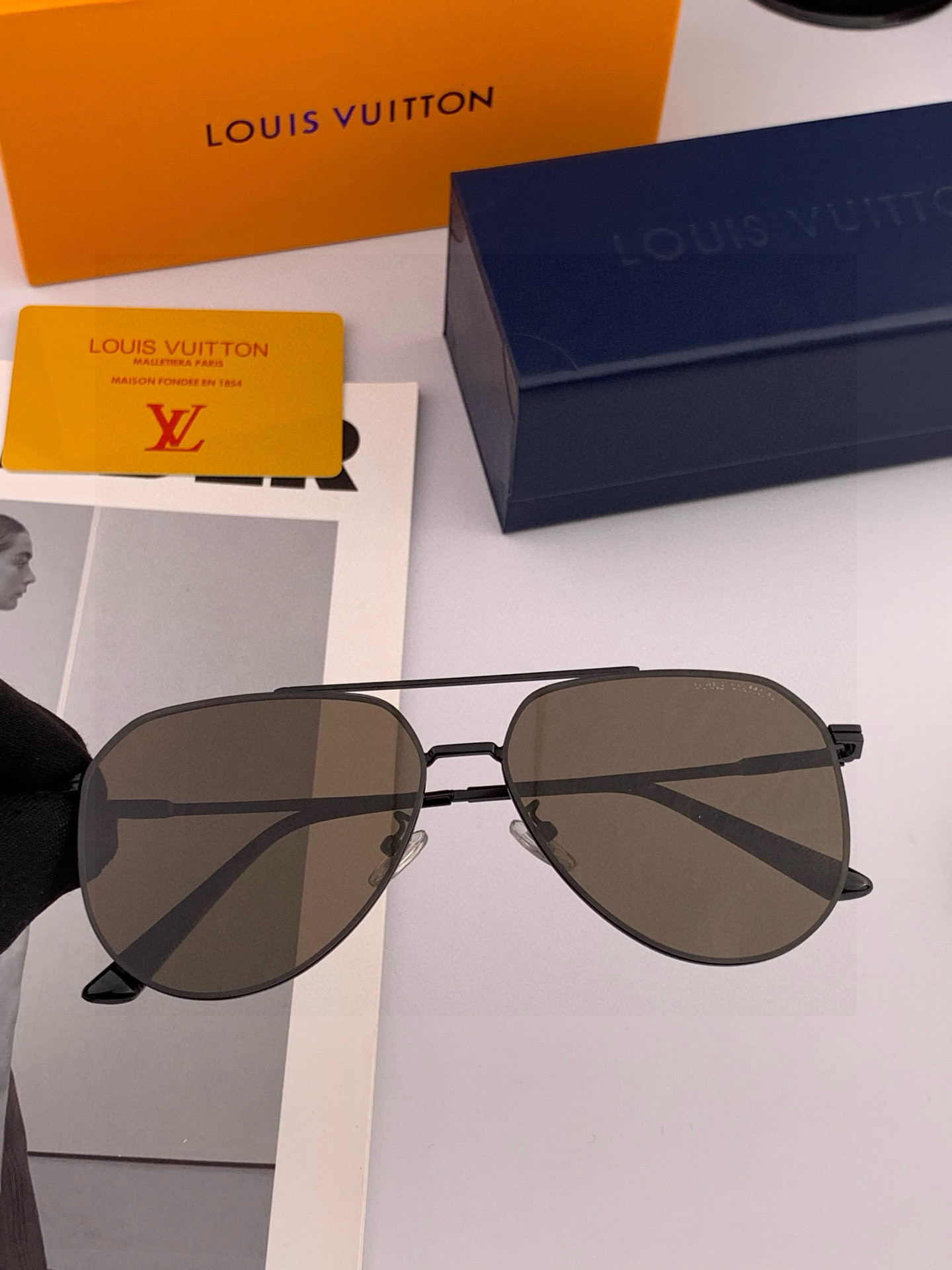 LV 男款炫彩飞行员偏光太阳镜 ❤️材质：高清尼龙加厚卡槽高清偏光镜片 🌹无边框镜架💕颜👍型号：L089