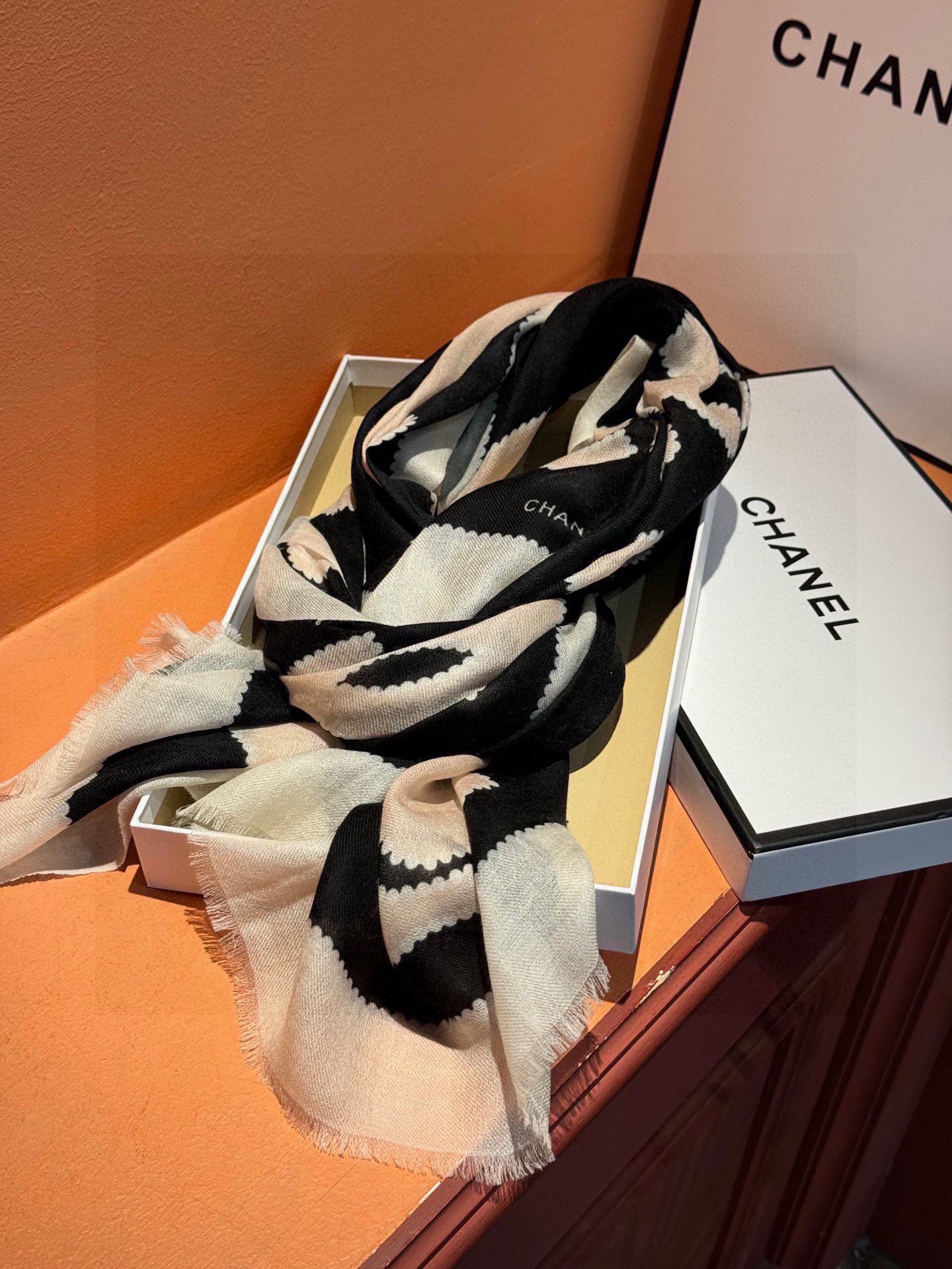 重点推荐！！！高级舒适时髦气质，相信我的就收吧！香奈儿这款触动内心的柔美围巾，无法模仿的颜色和气质！！！