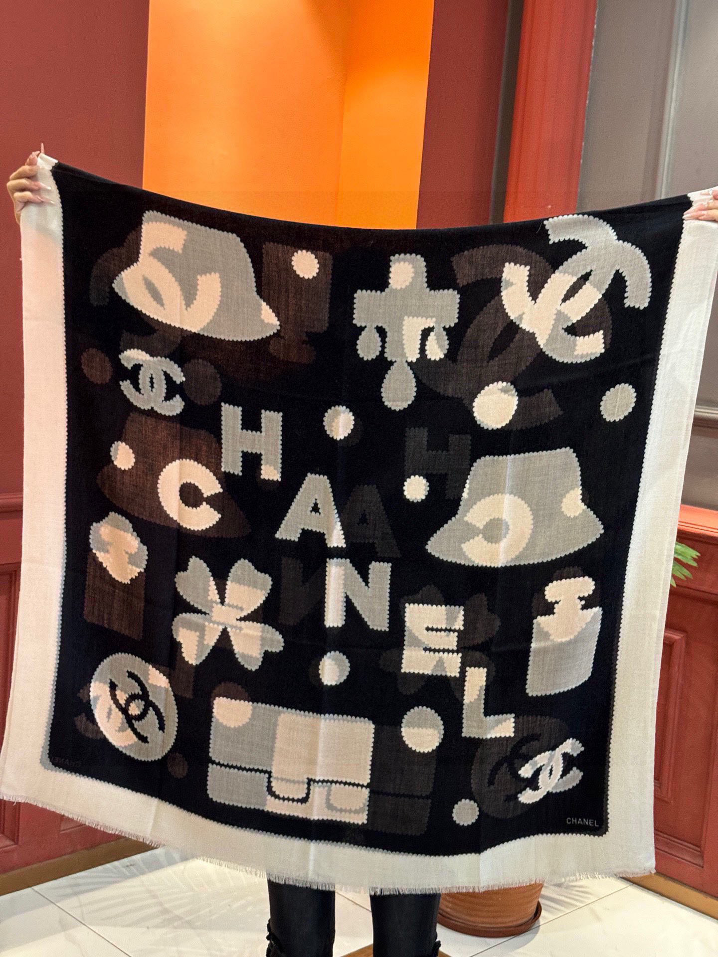 重点推荐！！！高级舒适时髦气质，相信我的就收吧！香奈儿这款触动内心的柔美围巾，无法模仿的颜色和气质！！！