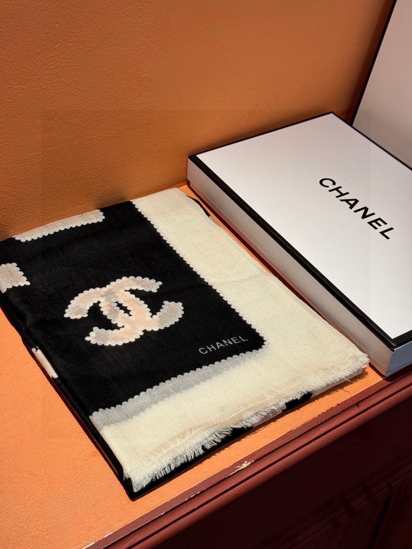 重点推荐！！！高级舒适时髦气质，相信我的就收吧！香奈儿这款触动内心的柔美围巾，无法模仿的颜色和气质！！！