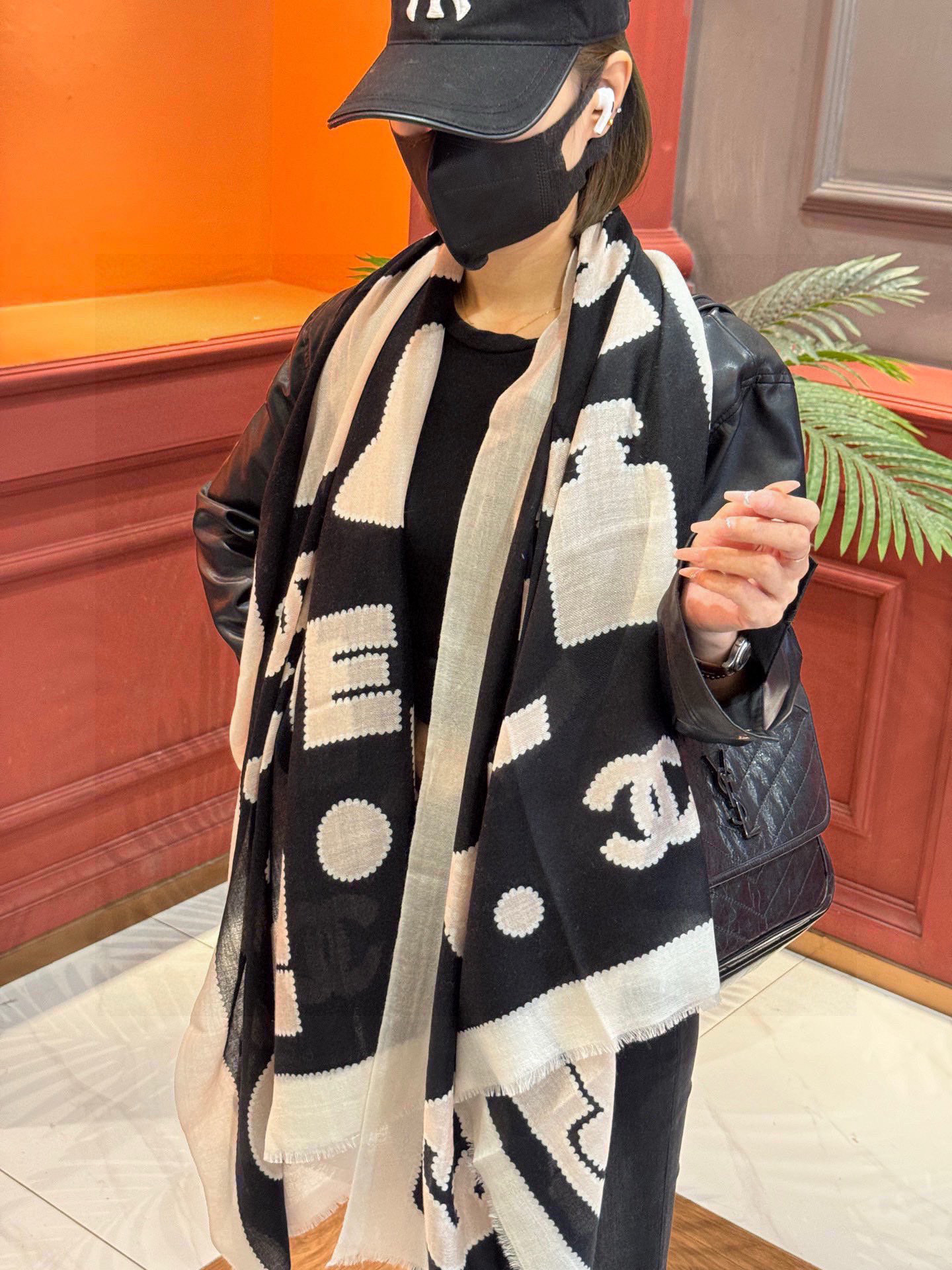 重点推荐！！！高级舒适时髦气质，相信我的就收吧！香奈儿这款触动内心的柔美围巾，无法模仿的颜色和气质！！！