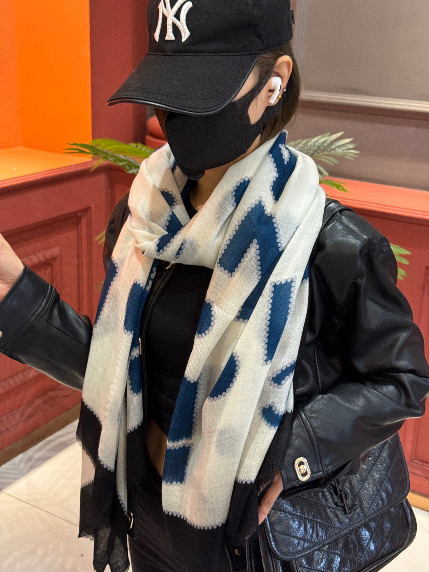 重点推荐！！！高级舒适时髦气质，相信我的就收吧！香奈儿这款触动内心的柔美围巾，无法模仿的颜色和气质！！！