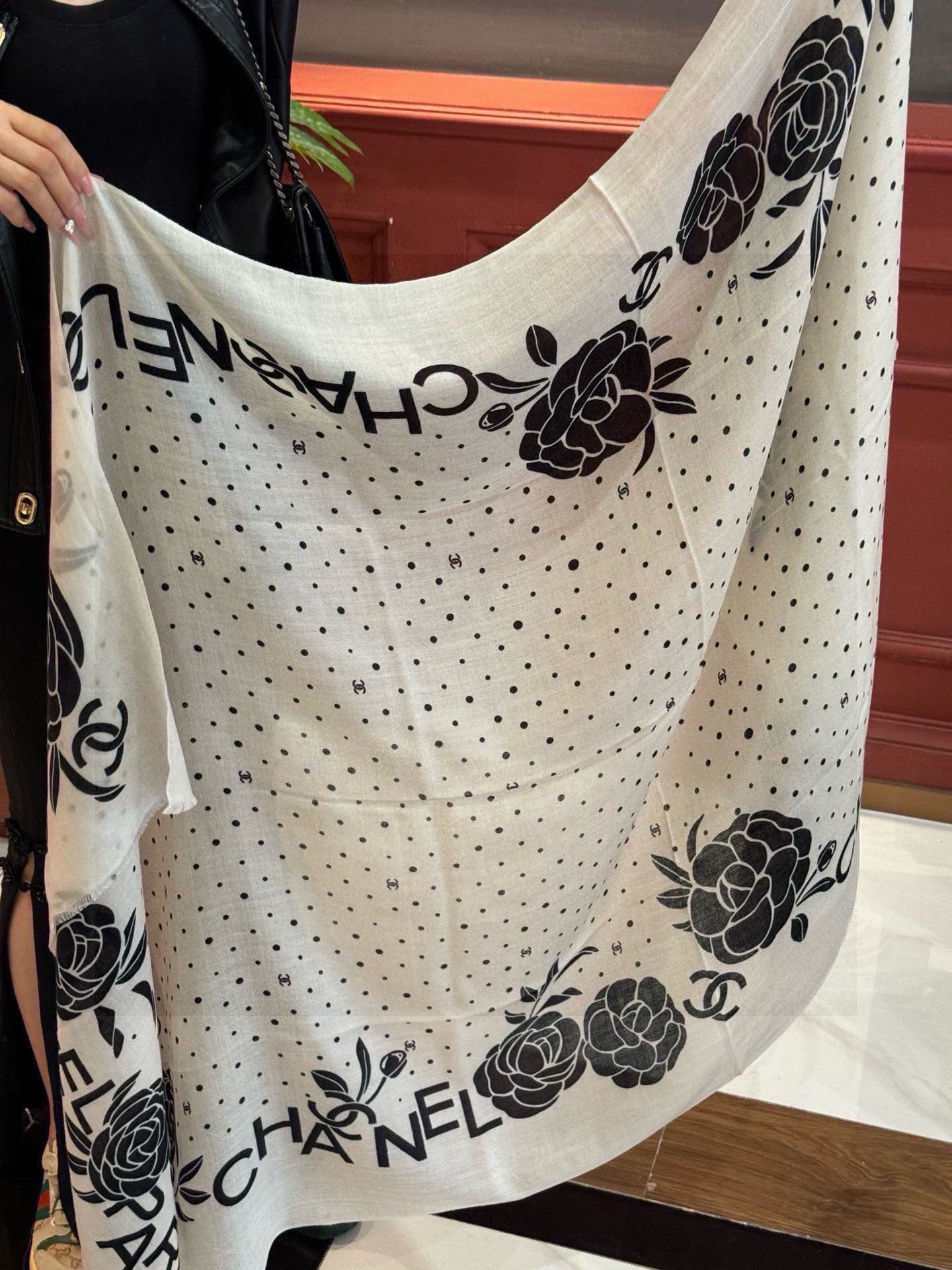 羊绒新款💞 新❤小香【山茶花长围巾】~超级抬气色!高级女人味!羊绒围巾也能这么美!!!这款双面花卉羊绒围