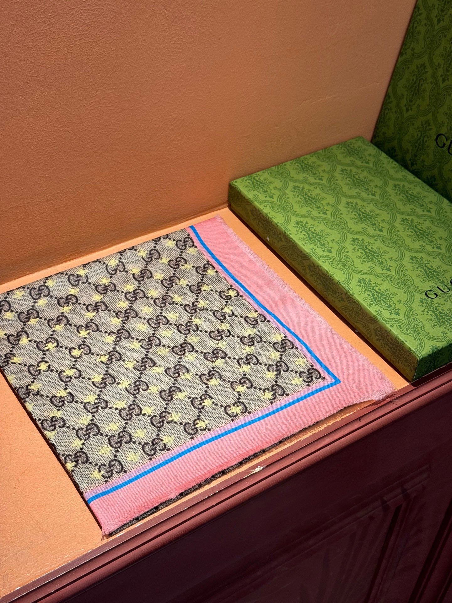 ✨✨GUCCI新款！ 印花工艺 稀疏层次设计 配以精美 真心特别 上身简直了‼️ 围着不说话都散发着优雅