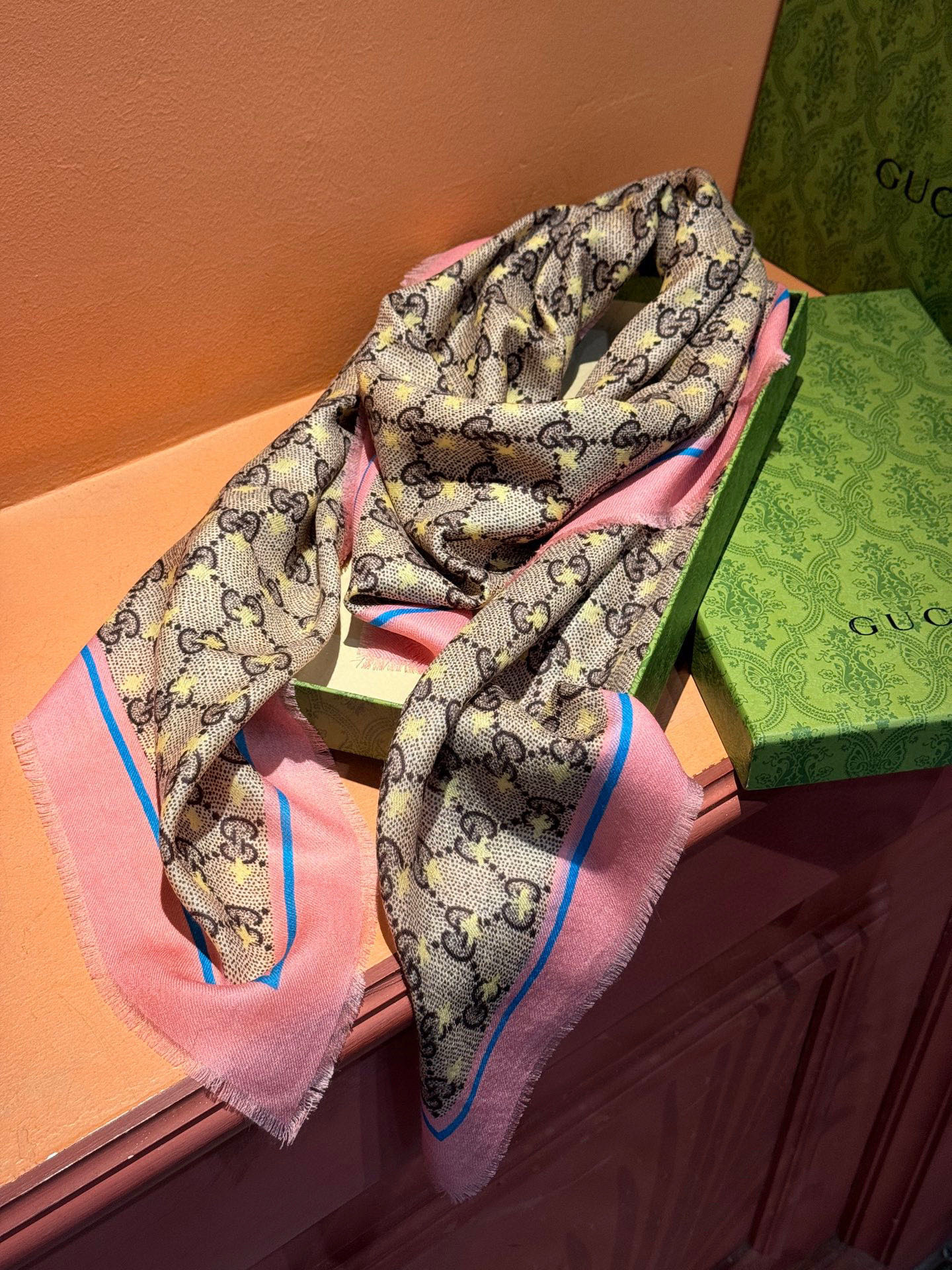 ✨✨GUCCI新款！ 印花工艺 稀疏层次设计 配以精美 真心特别 上身简直了‼️ 围着不说话都散发着优雅