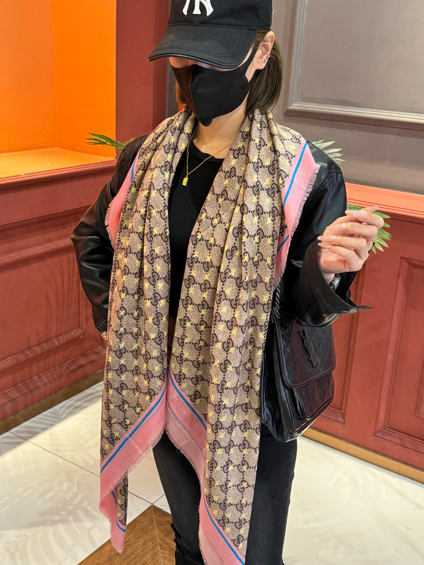 ✨✨GUCCI新款！ 印花工艺 稀疏层次设计 配以精美 真心特别 上身简直了‼️ 围着不说话都散发着优雅