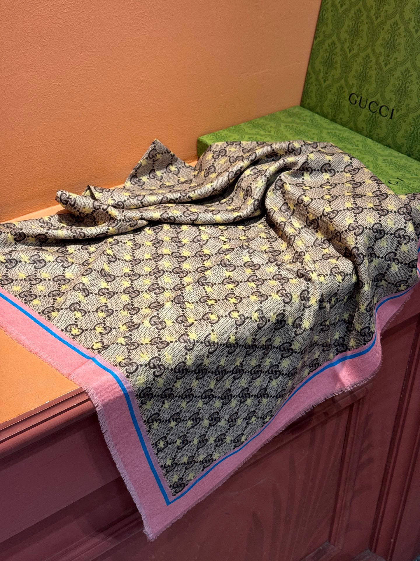 ✨✨GUCCI新款！ 印花工艺 稀疏层次设计 配以精美 真心特别 上身简直了‼️ 围着不说话都散发着优雅