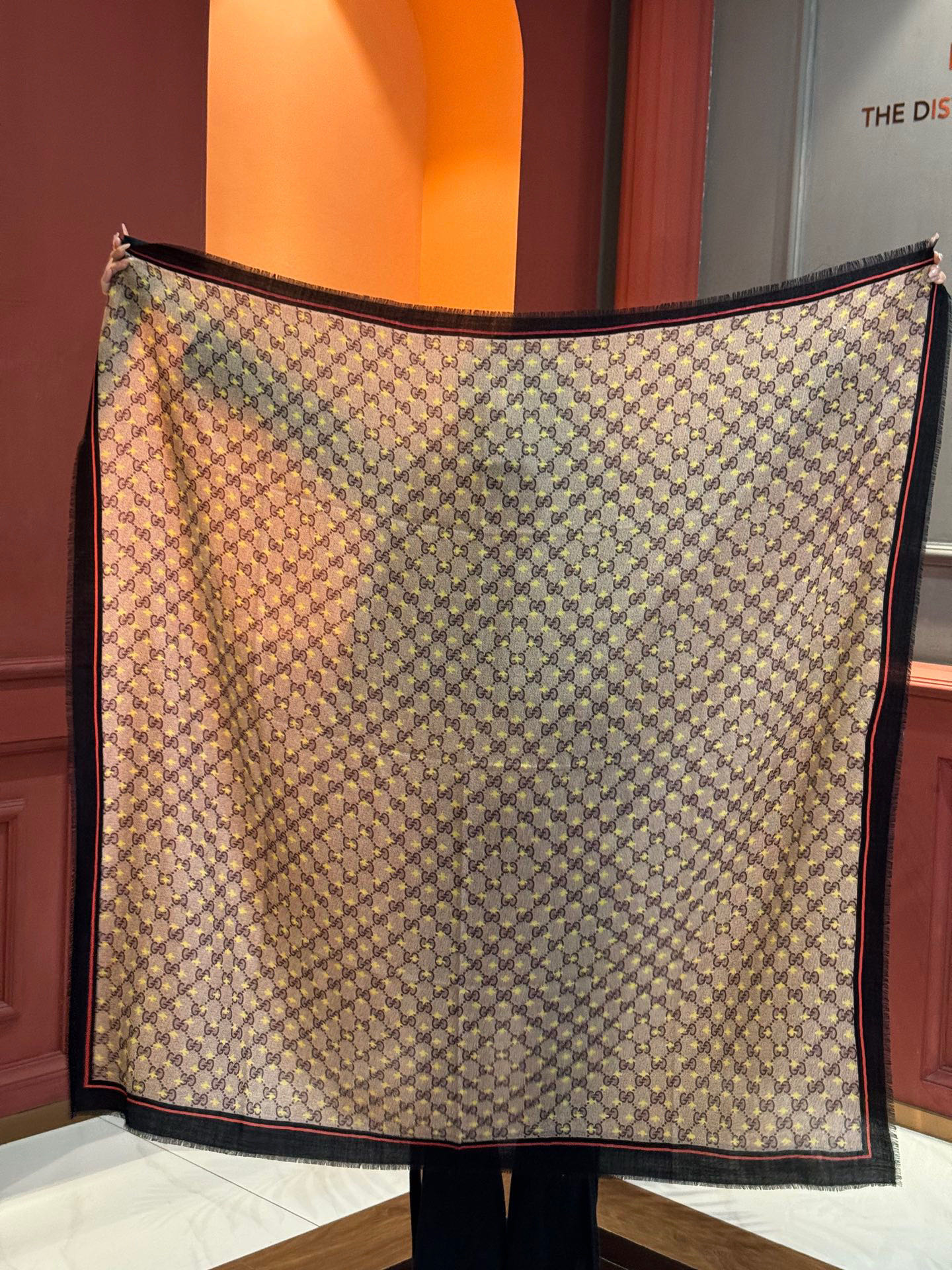 ✨✨GUCCI新款！ 印花工艺 稀疏层次设计 配以精美 真心特别 上身简直了‼️ 围着不说话都散发着优雅