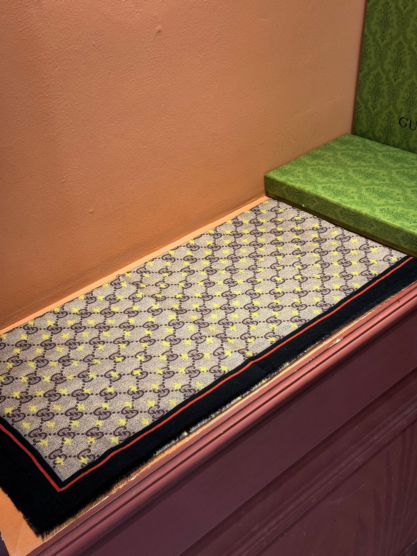 ✨✨GUCCI新款！ 印花工艺 稀疏层次设计 配以精美 真心特别 上身简直了‼️ 围着不说话都散发着优雅