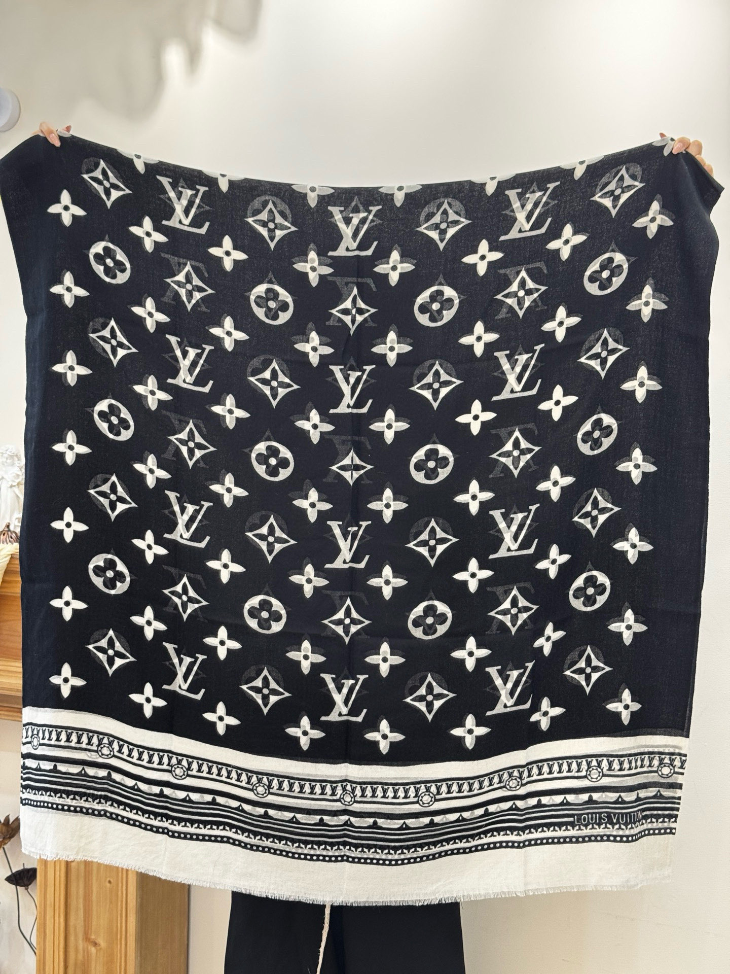 又时髦又百搭！LV新款老花长巾】提升气质和品味的好单品！！四季必备！！真的无敌实用！！Lv难得的羊绒长巾