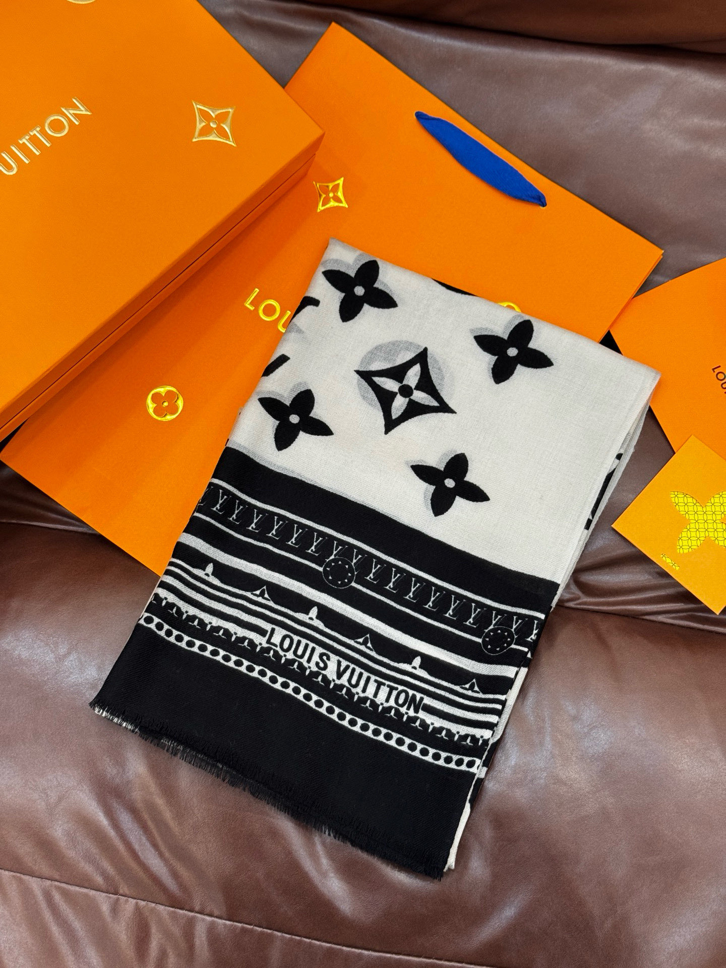 又时髦又百搭！LV新款老花长巾】提升气质和品味的好单品！！四季必备！！真的无敌实用！！Lv难得的羊绒长巾