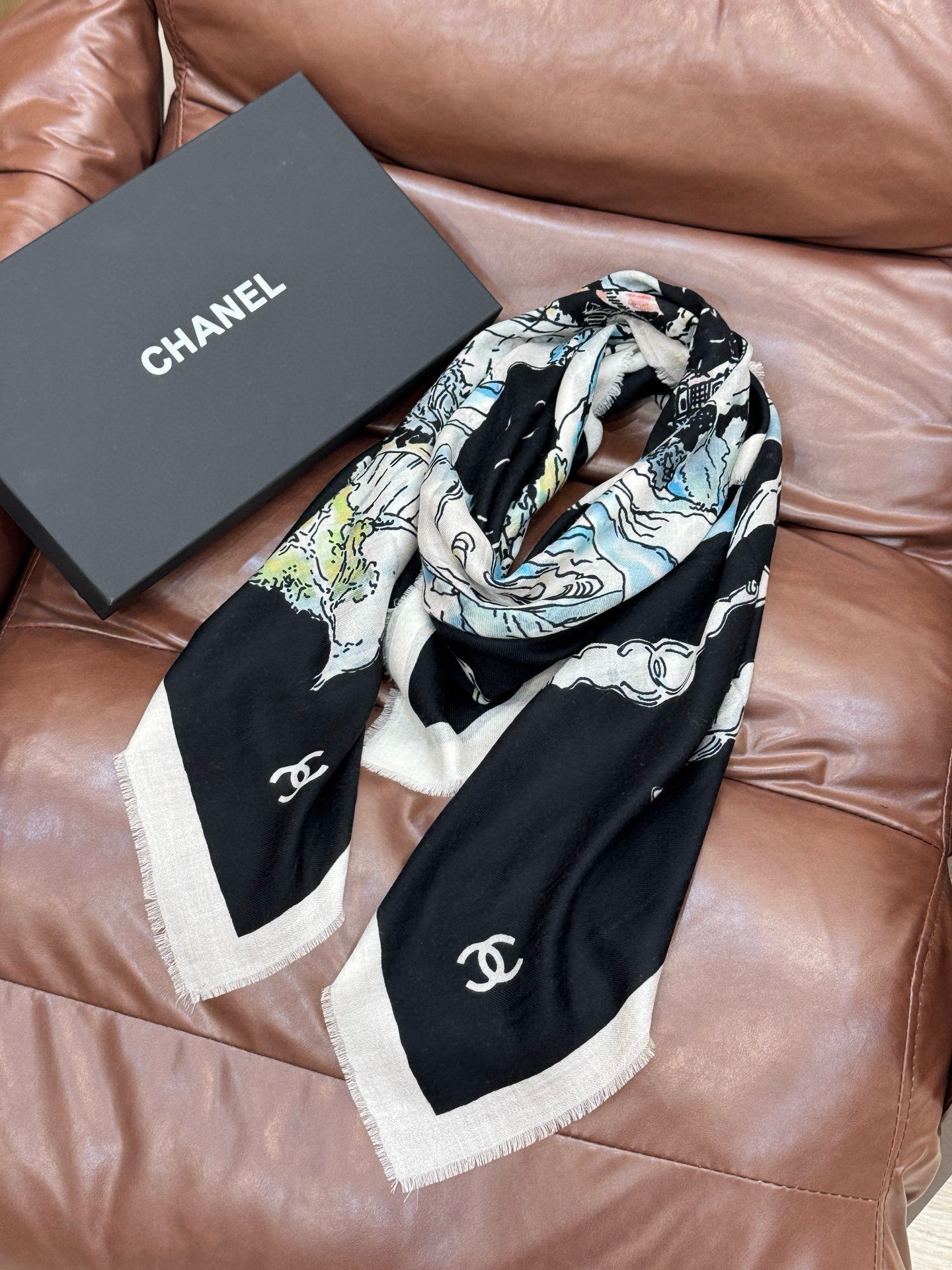 𝑪𝒉𝒂𝒏𝒆𝒍 • 25𝑪四季披肩!Size:140x140cm 100%羊绒轻盈柔软,亲肤舒适,四季皆宜