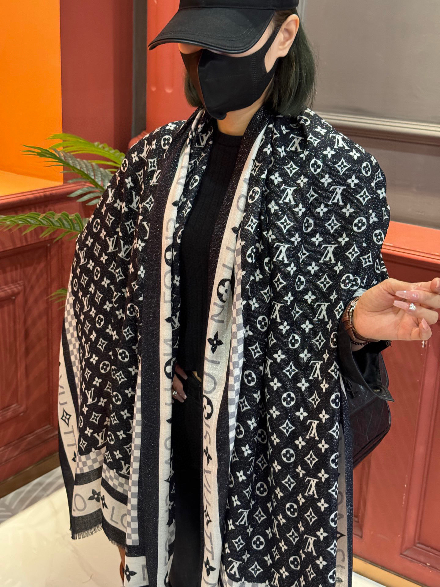会发光发亮的围巾银丝羊绒长巾✨专柜同步‼️真心赞‼️驴家【L字母与花纹长巾】路易威登经典 Monogra