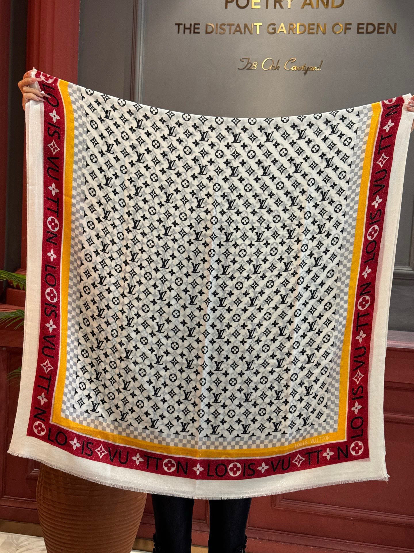 会发光发亮的围巾银丝羊绒长巾✨专柜同步‼️真心赞‼️驴家【L字母与花纹长巾】路易威登经典 Monogra