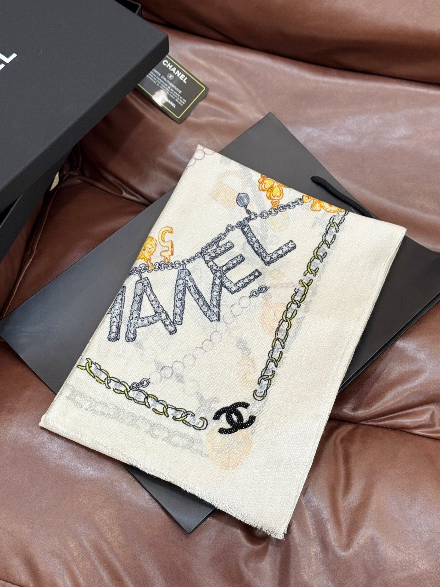 Chanel ~25秋冬新品～“珠光宝气”【会发光发亮的围巾】这款经典单品展现强大而迷人的女性魅力精髓。