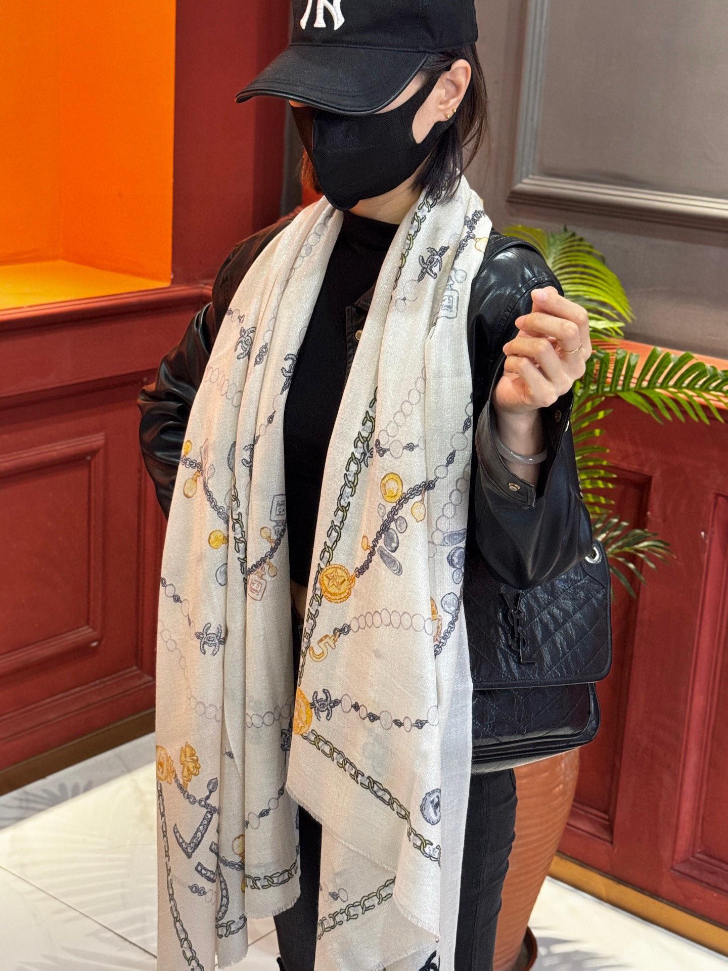 Chanel ~25秋冬新品～“珠光宝气”【会发光发亮的围巾】这款经典单品展现强大而迷人的女性魅力精髓。