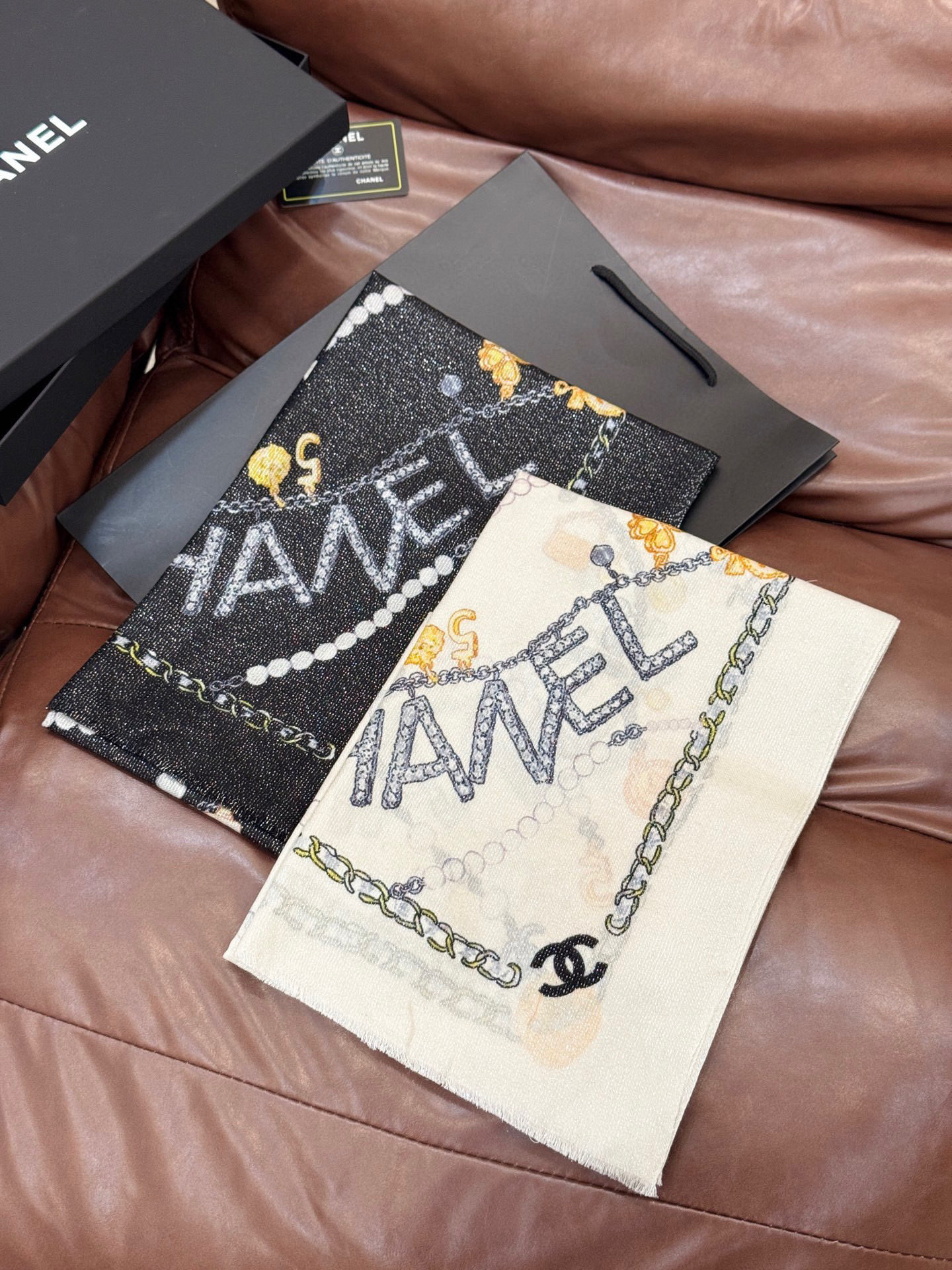 Chanel ~25秋冬新品～“珠光宝气”【会发光发亮的围巾】这款经典单品展现强大而迷人的女性魅力精髓。