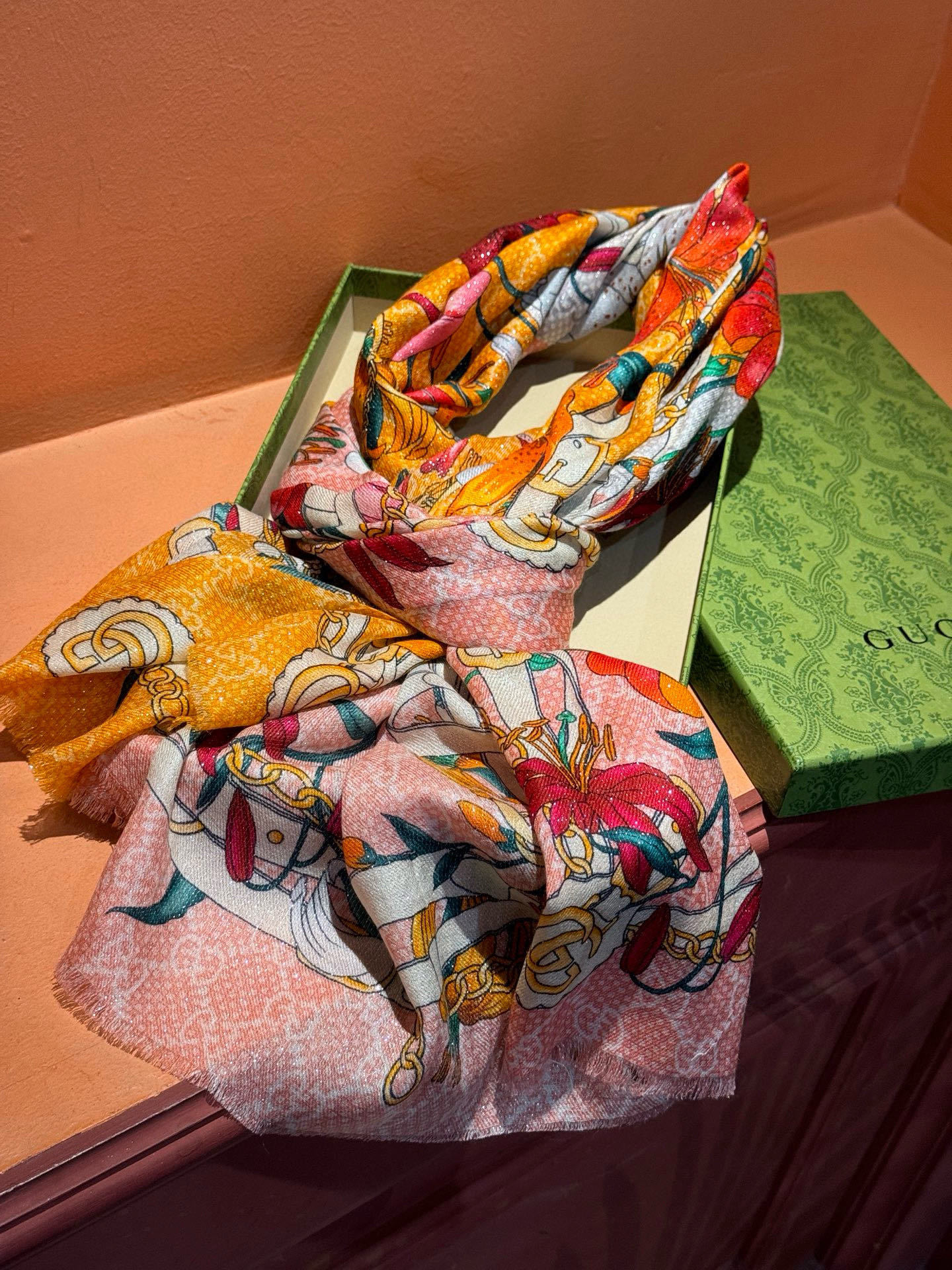 Gucci花卉羊绒围巾~超级抬气色!高级女人味!】羊绒围巾也能这么美!!!Gucci这款双面花卉羊绒围巾