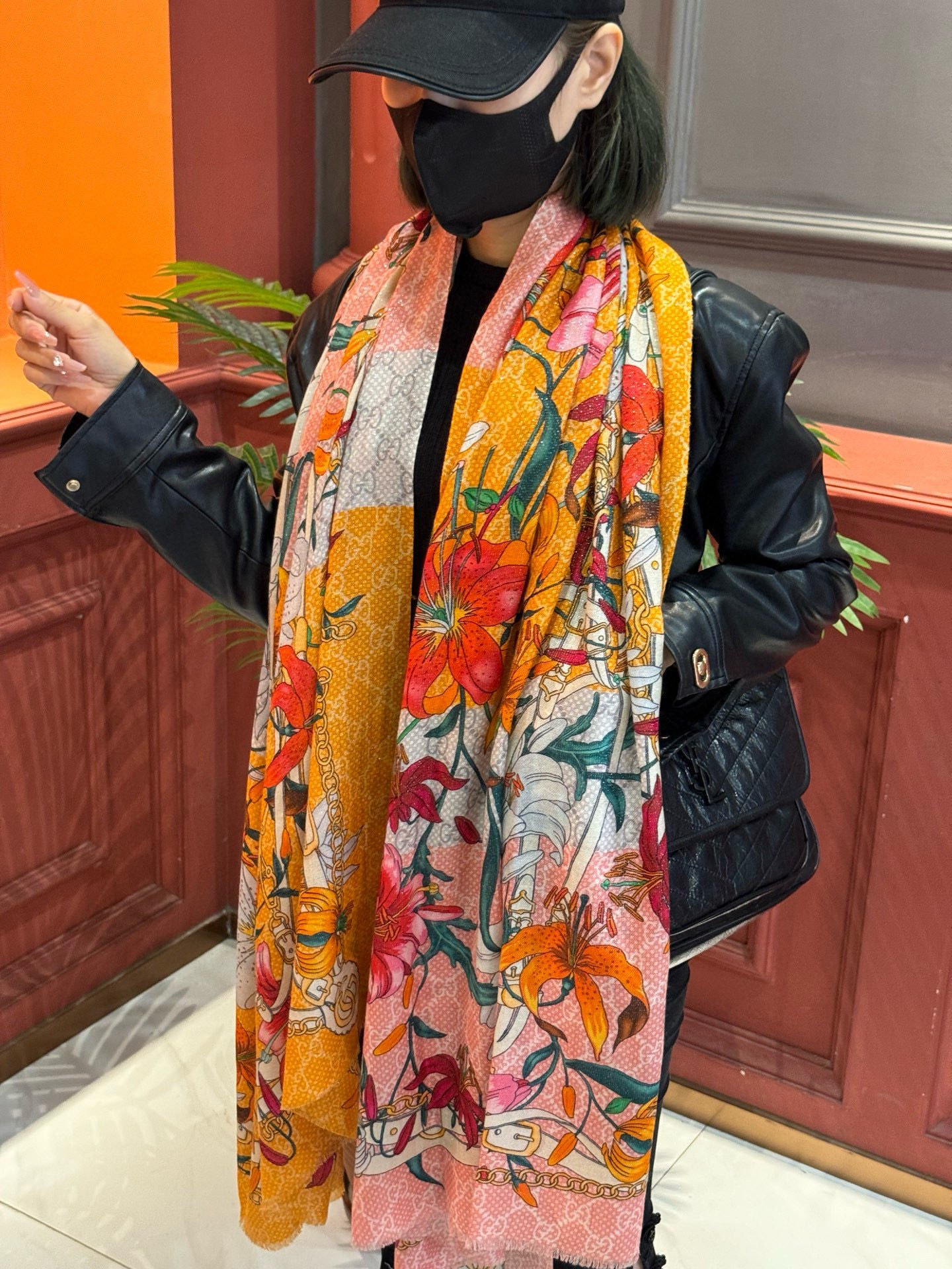 Gucci花卉羊绒围巾~超级抬气色!高级女人味!】羊绒围巾也能这么美!!!Gucci这款双面花卉羊绒围巾