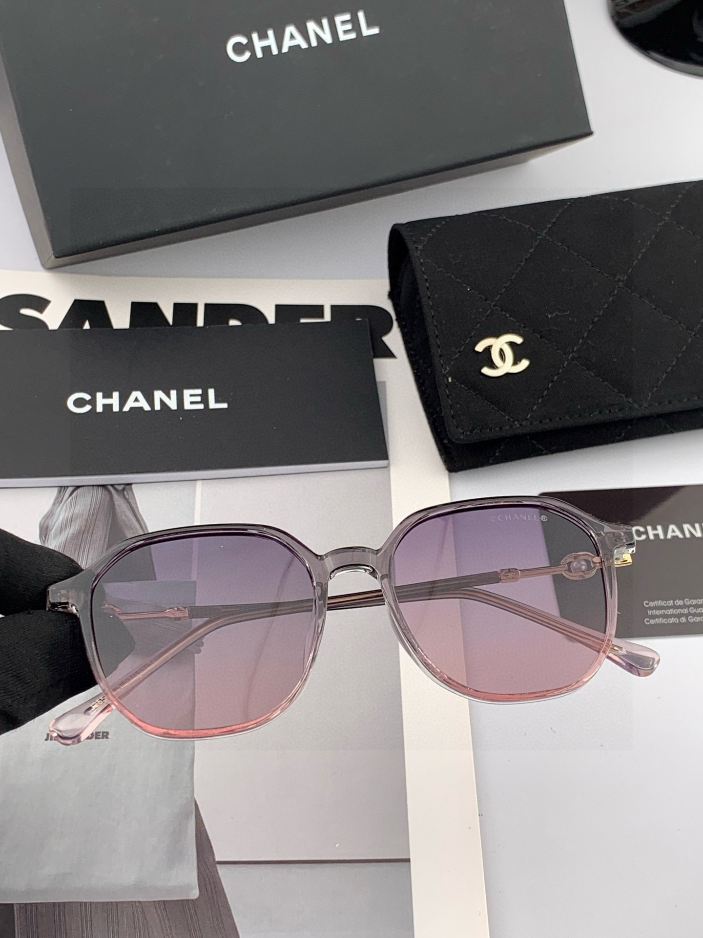 新品CHANEL 香奈儿太阳镜以独特魅力和前卫风格诠释春夏最新眼镜，以方框设计两边经典小香珍珠做点缀，中