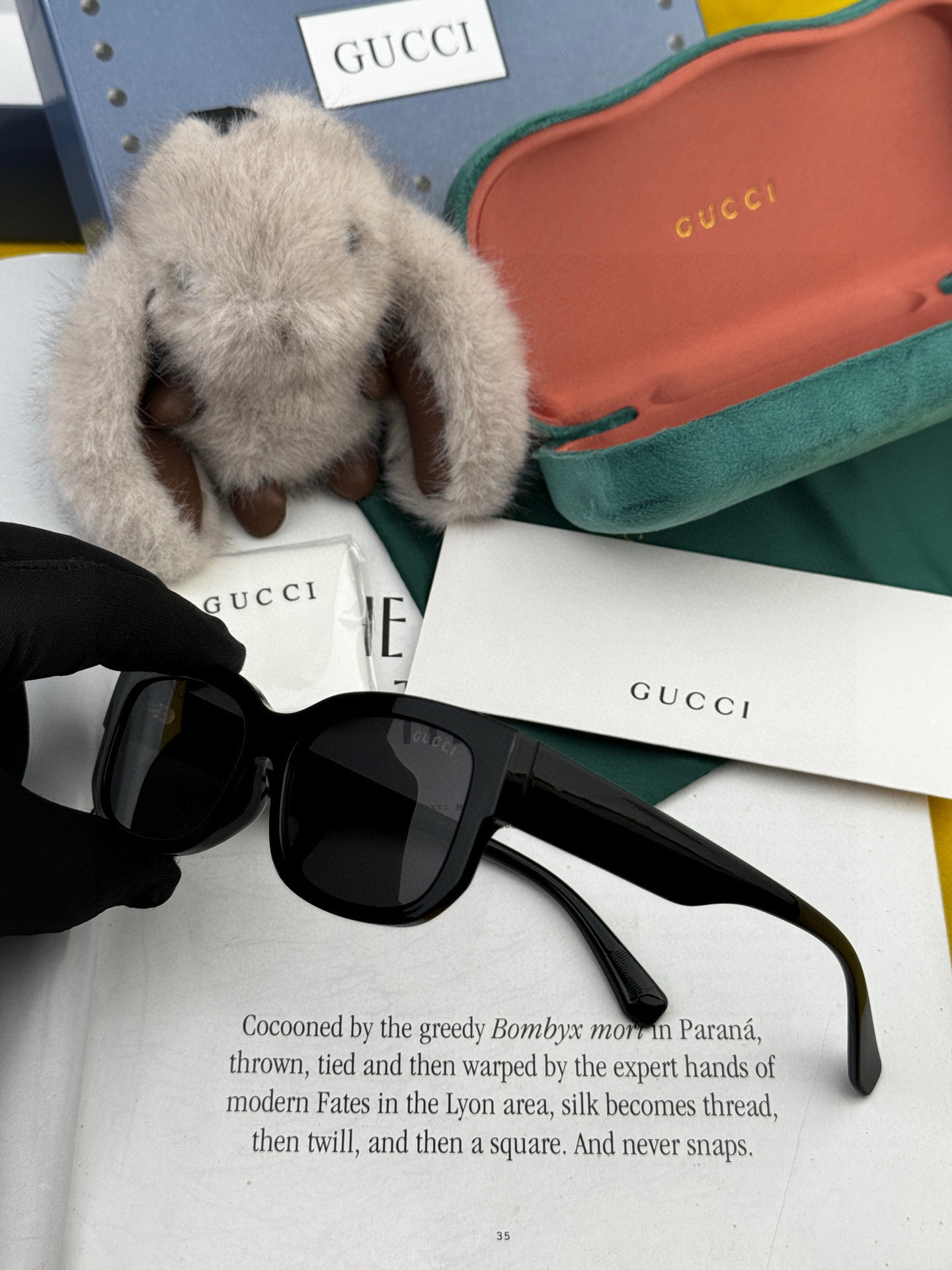 Gucci 经典的小框设计，不挑脸型，无论搭配大衣还是连衣裙都非常显气质尼龙偏光镜片预防紫外线 型号：G