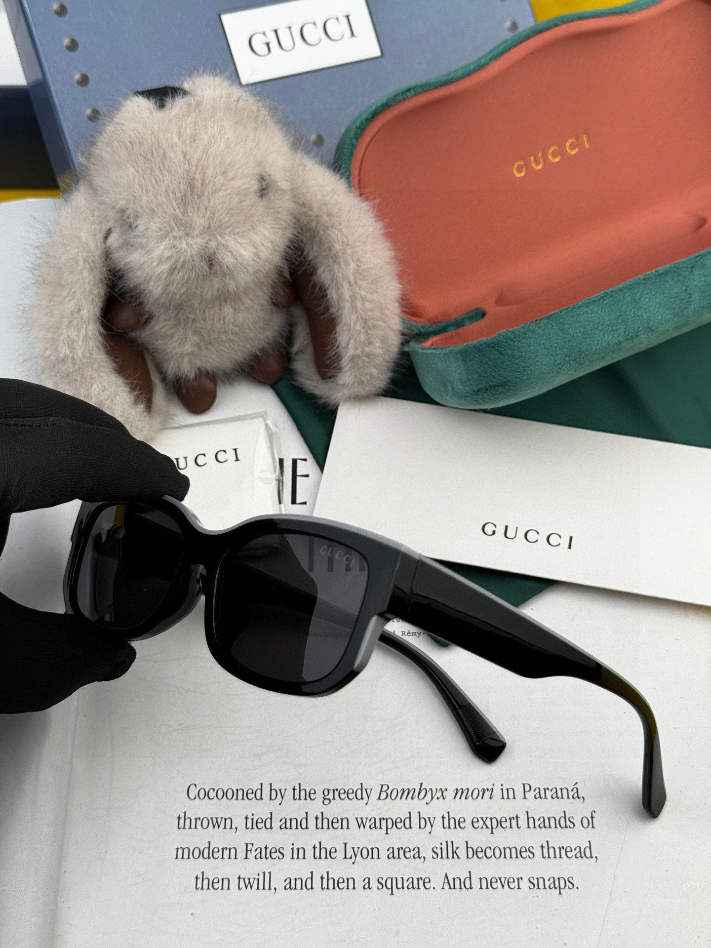 Gucci 经典的小框设计，不挑脸型，无论搭配大衣还是连衣裙都非常显气质尼龙偏光镜片预防紫外线 型号：G