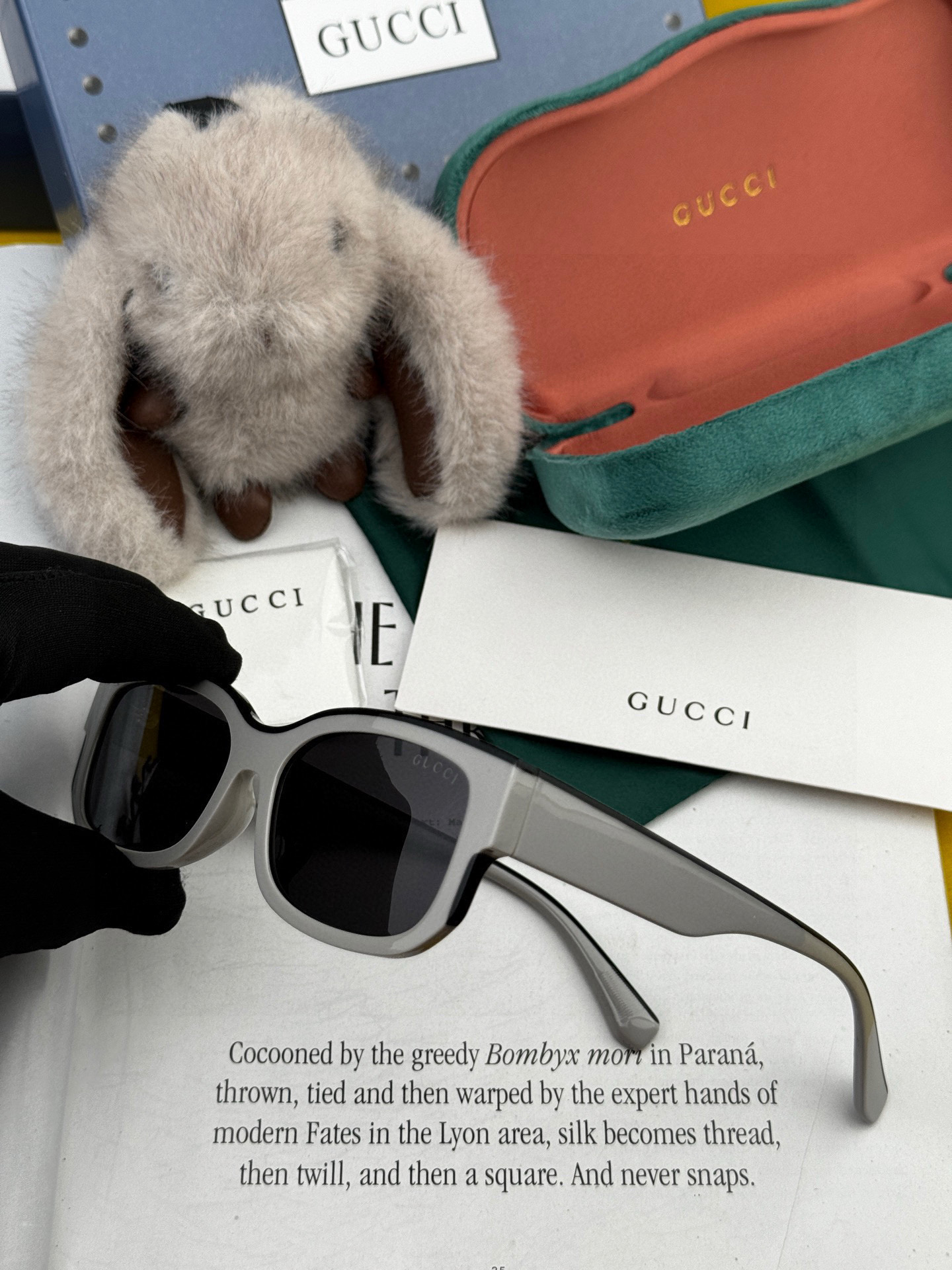 Gucci 经典的小框设计，不挑脸型，无论搭配大衣还是连衣裙都非常显气质尼龙偏光镜片预防紫外线 型号：G