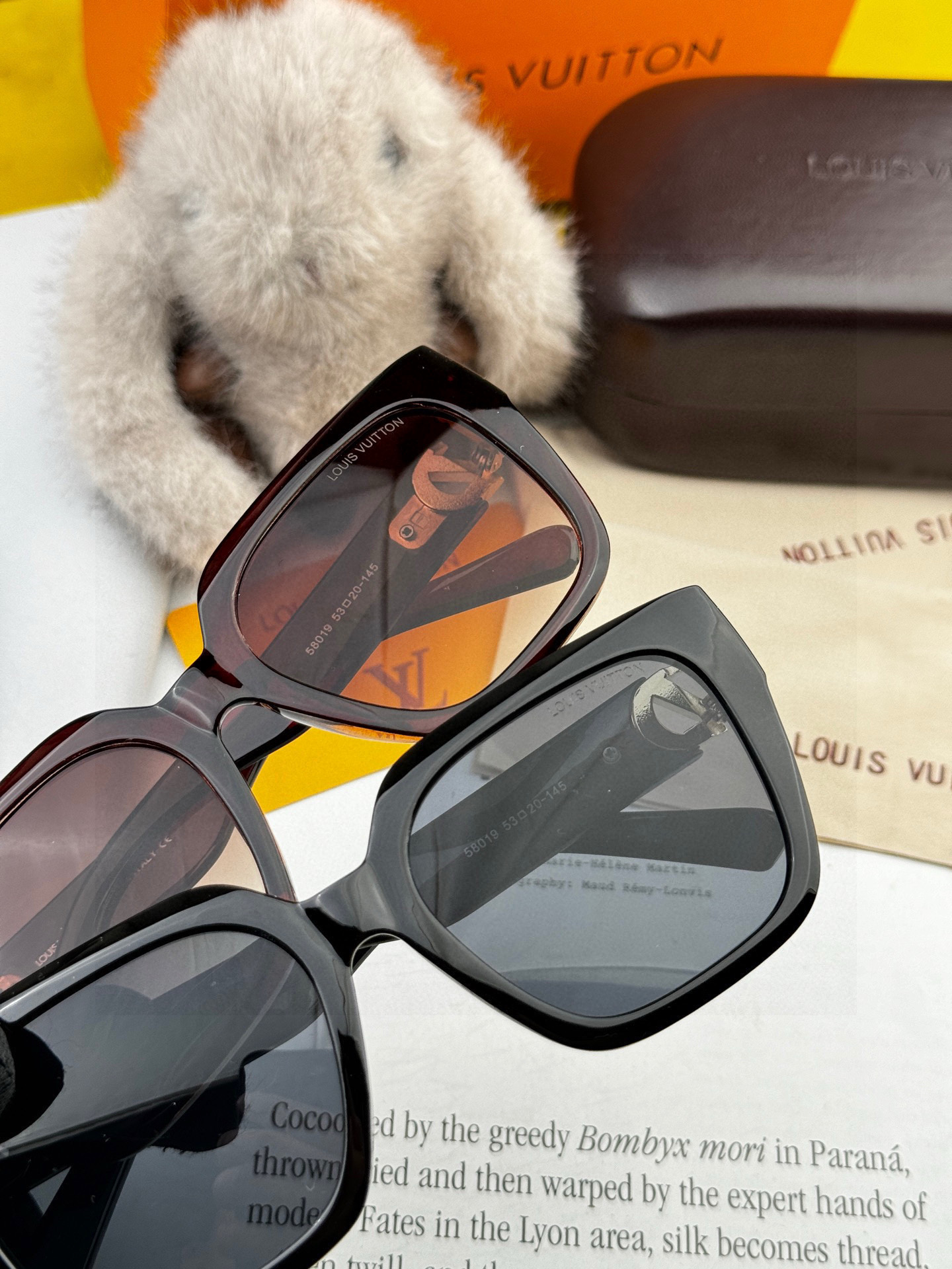 LV 2025新款女士方框太阳眼镜 开车墨镜 新款太阳镜 时尚大方 舒适轻盈 精致奢华 超轻 型号：L1